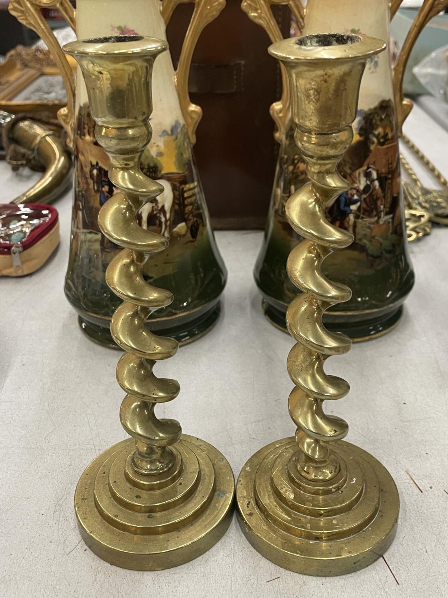 A PAIR OF HEAVY VINTAGE BRASS CANDLESTICKS WITH BARLEY TWIST STEMS, HEIGHT 23CM
