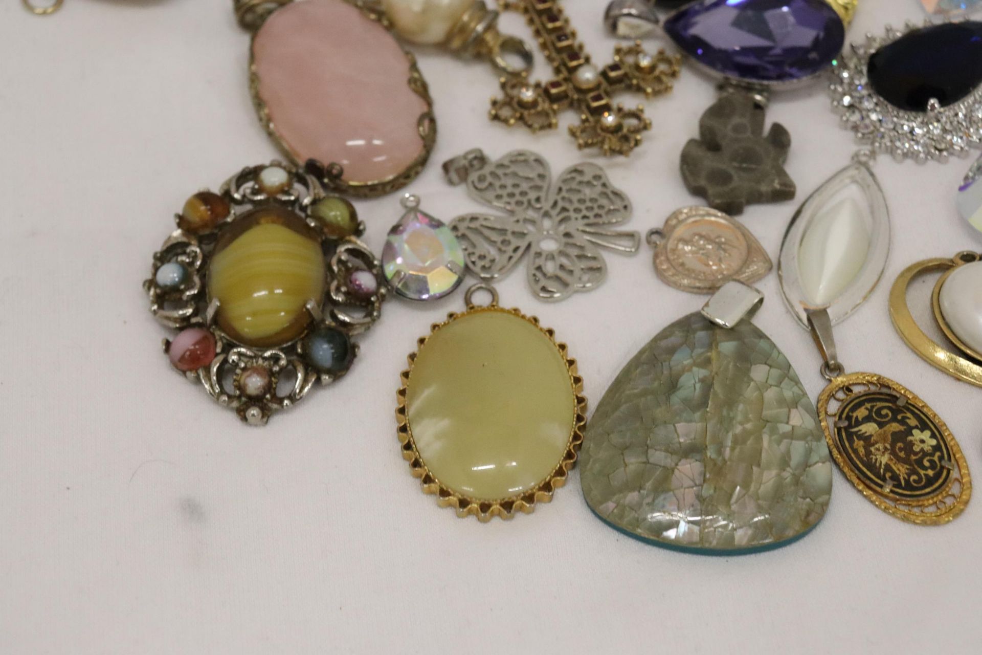 A QUANTITY OF CHAIN PENDANTS - Image 3 of 9