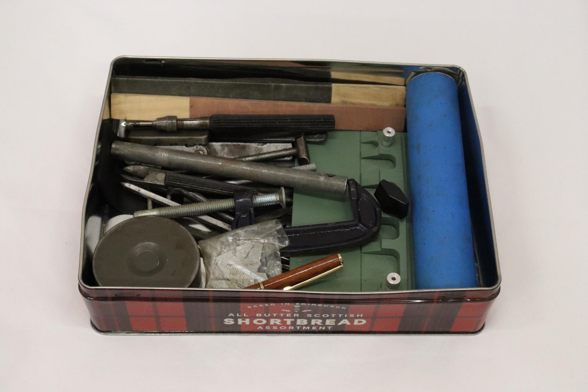 A TRAY CONTAINING ENGINEERING AND CRAFTS TOOLS AND ACCESSORIES