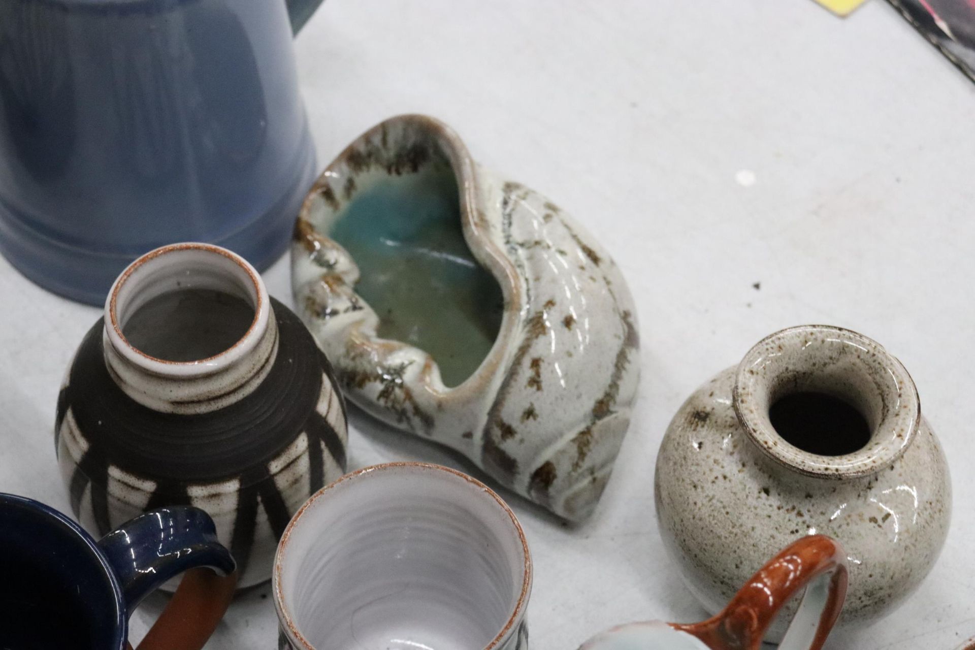 A COLLECTION OF DESIGNER STUDIO POTTERY, SOME SIGNED TO THE BASE - Image 9 of 11