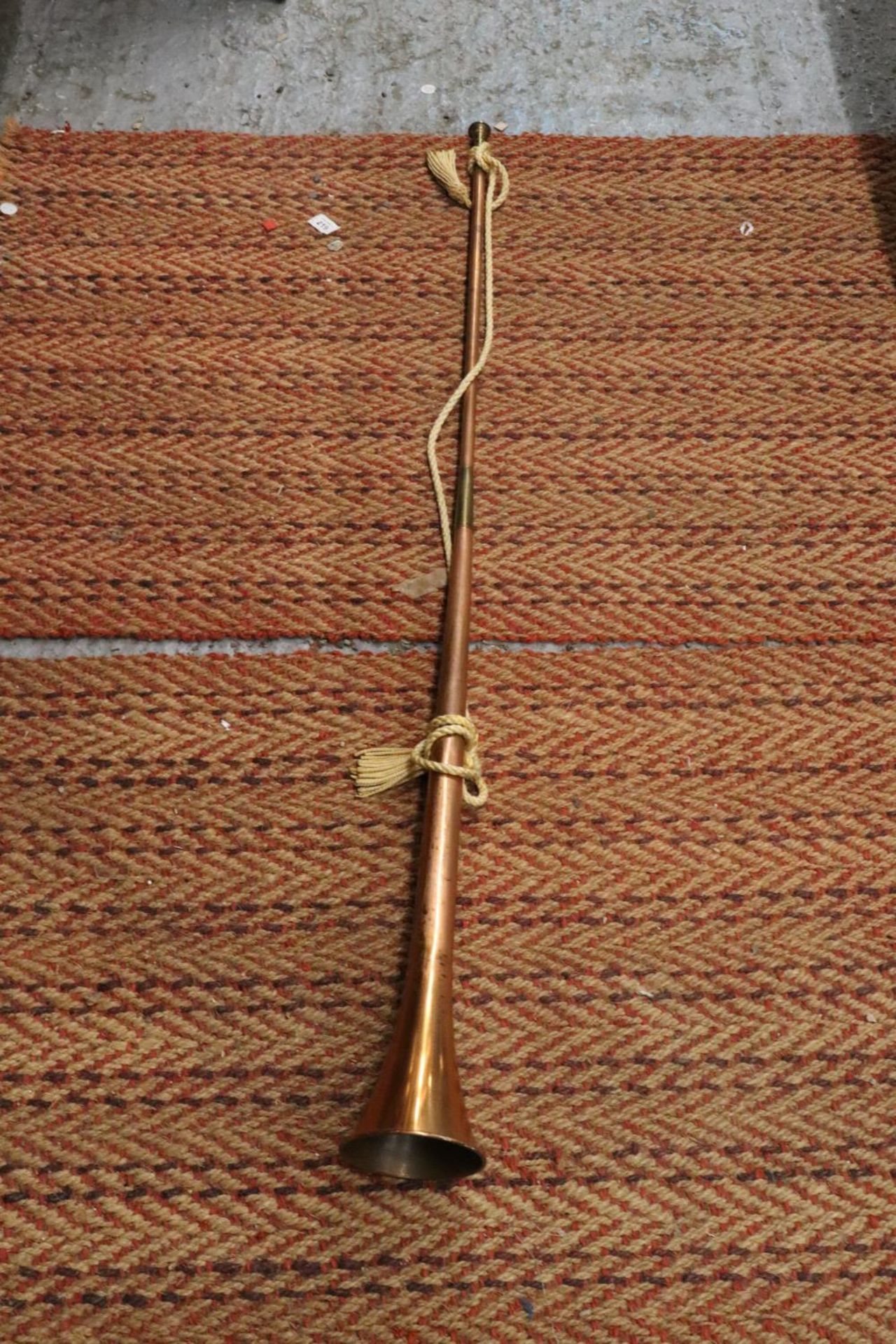 A BRASS AND COPPER HUNTING HORN - Image 8 of 8
