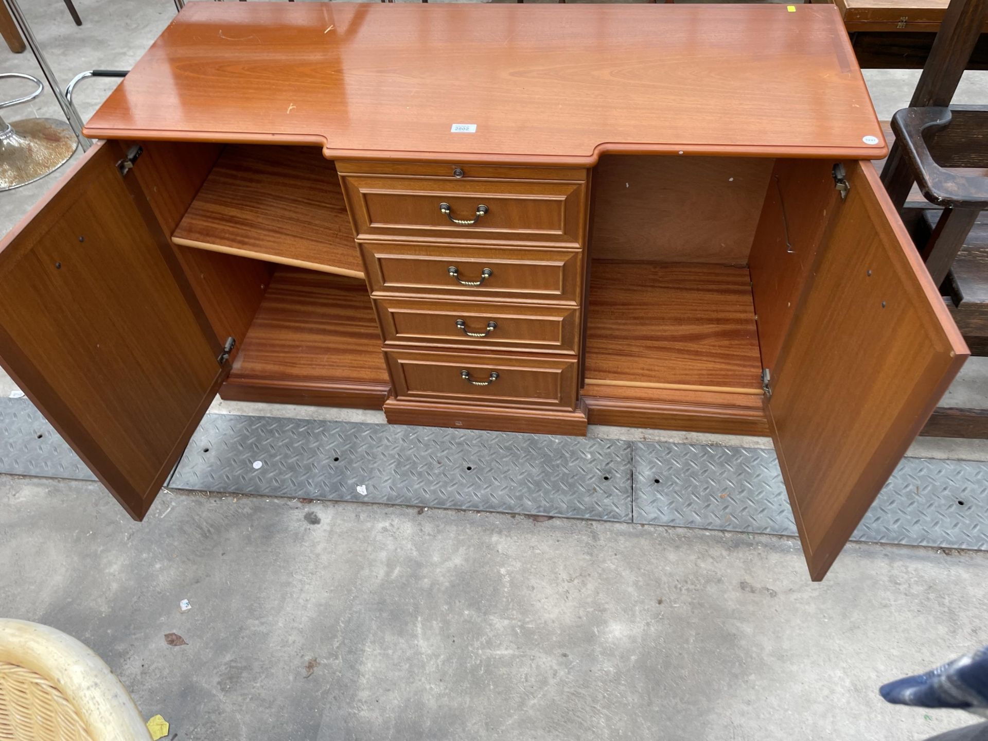 A PARKER KNOLL BREAKFRONT SIDEBOARD ENCLOSING FOUR DRAWERS, TWO CUPBOARDS AND SLIDE, 50" WIDE - Image 4 of 4