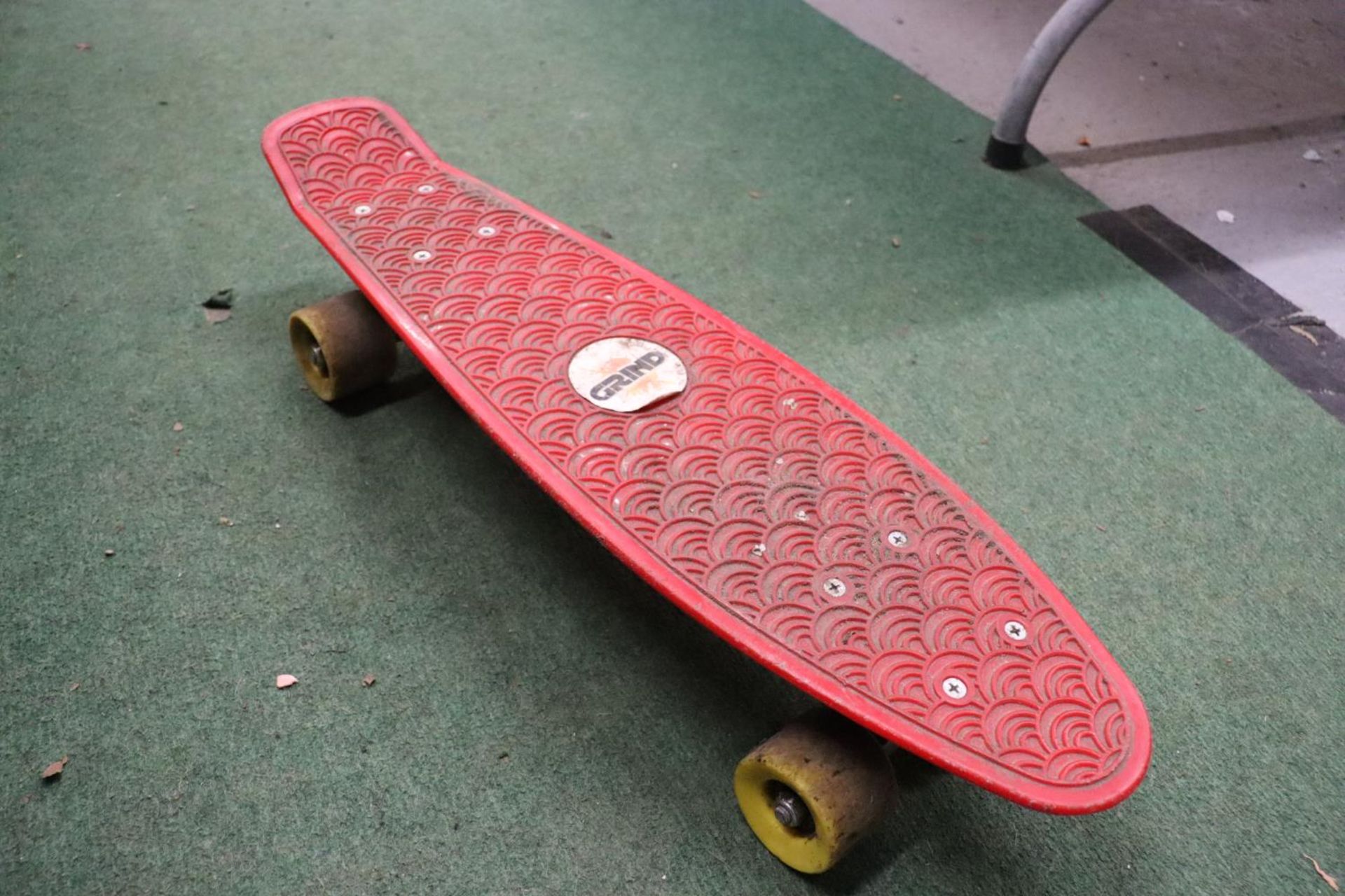 A VINTAGE SKATEBOARD - Image 4 of 5