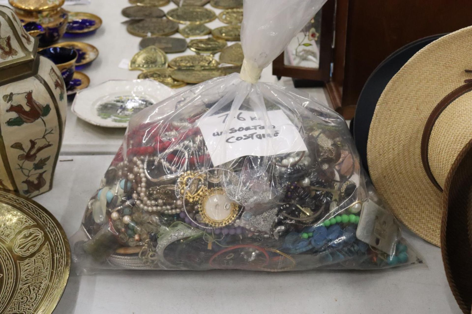 A 7.6 KG BAG OF UNSORTED COSTUME JEWELLERY - Image 4 of 6