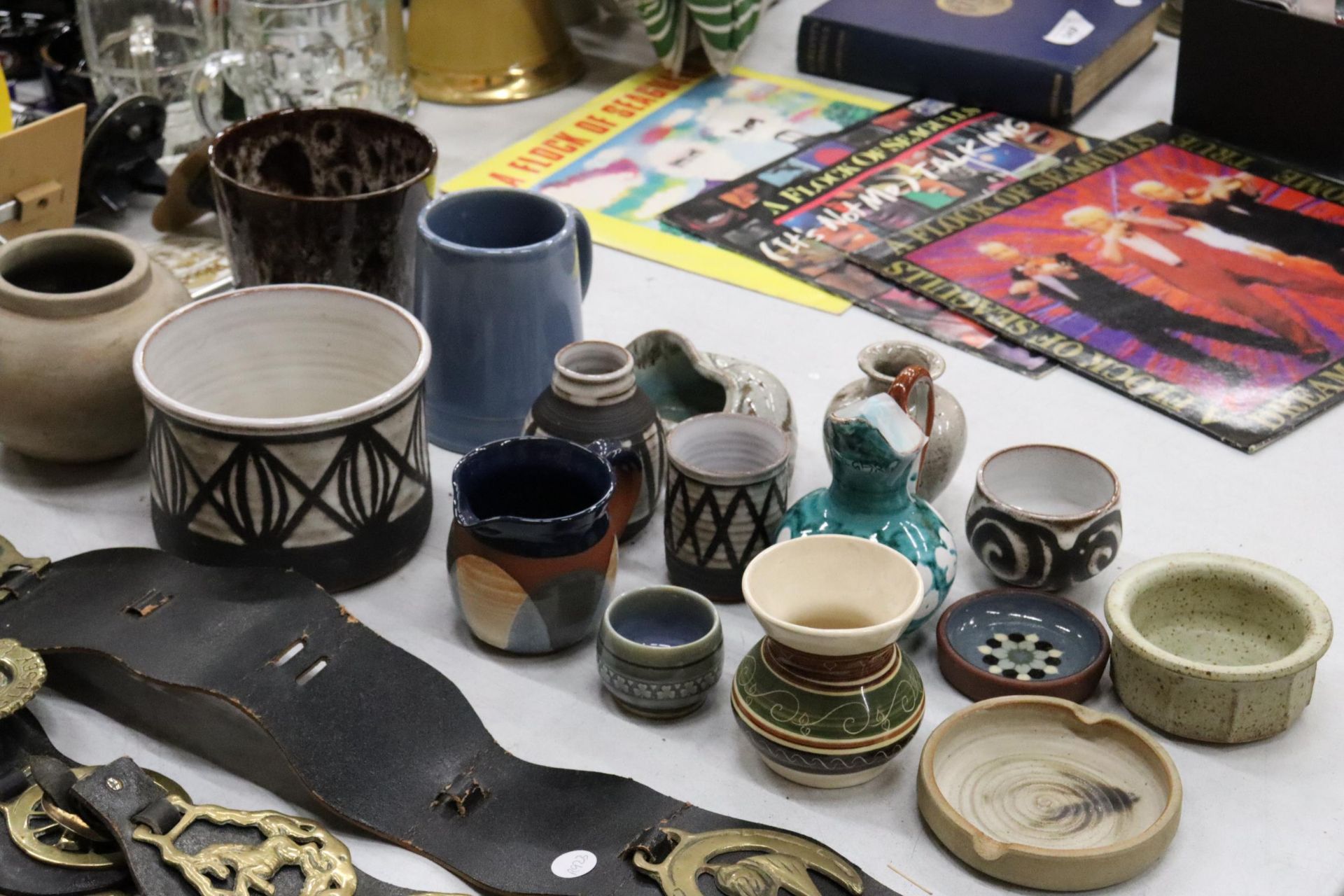 A COLLECTION OF DESIGNER STUDIO POTTERY, SOME SIGNED TO THE BASE - Image 3 of 11
