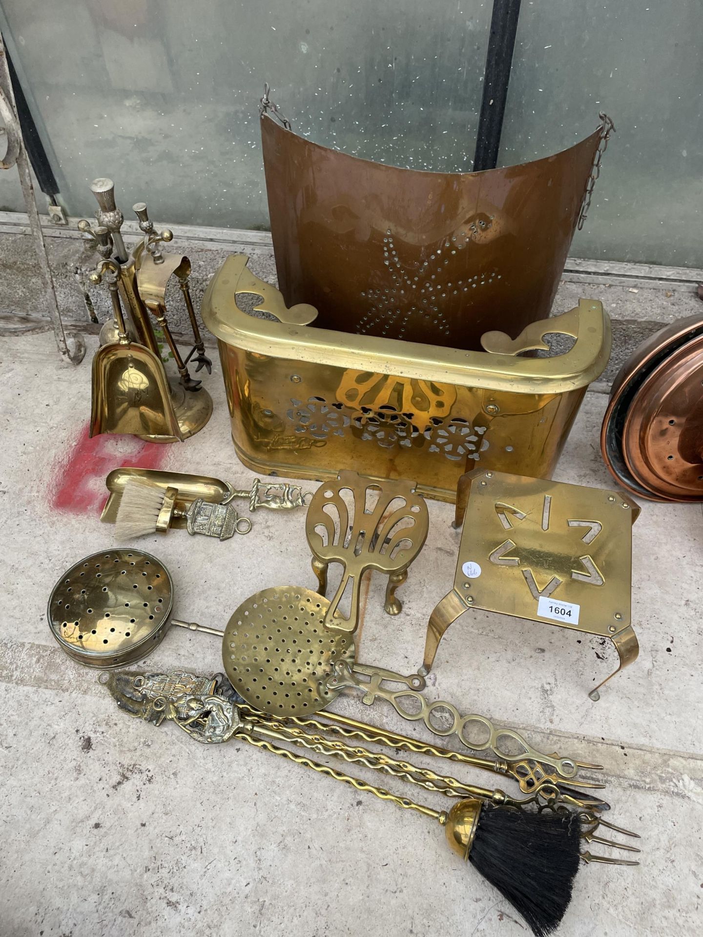 AN ASSORTMENT OF VINTAGE BRASS AND COPPER FIRESIDE ITEMS TO INCLUDE FIRE FENDERS, TRIVET STANDS,