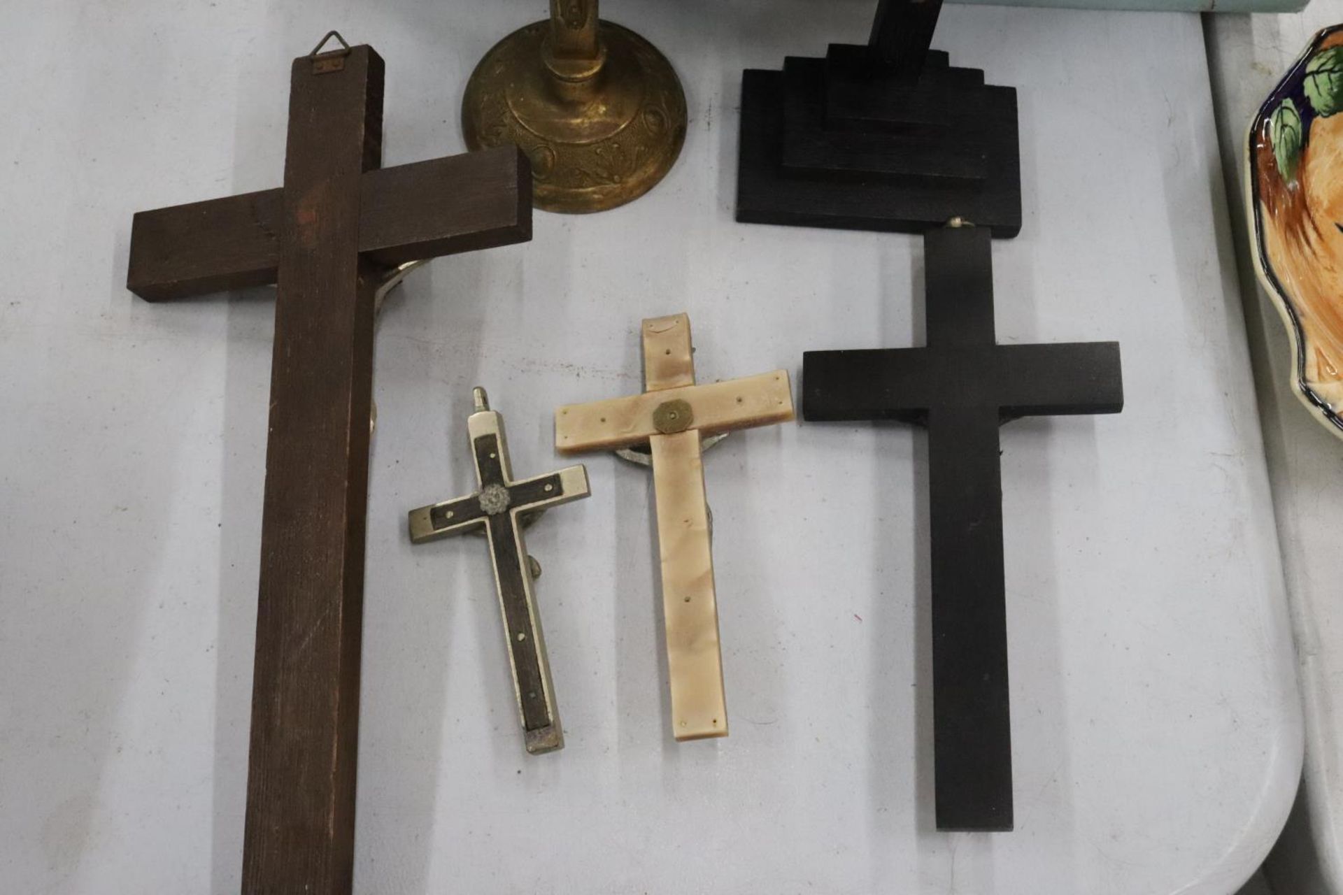 SIX CRUCIFIXES TO INCLUDE BRASS, WOOD, ETC - Image 6 of 6