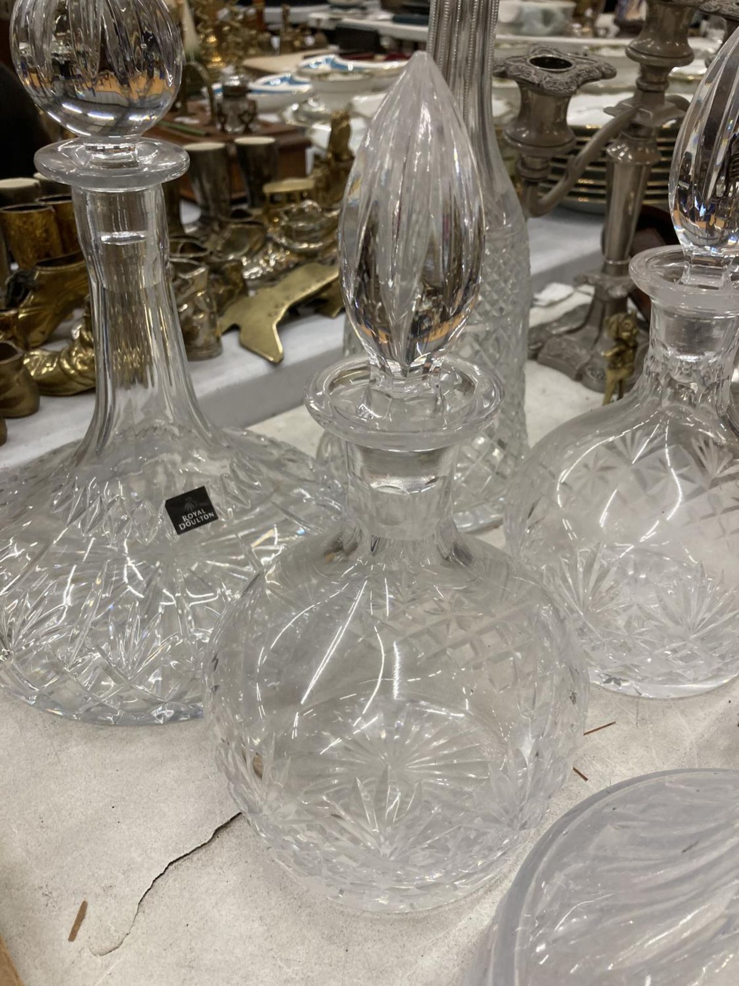 A QUANTITY OF GLASSWARE TO INCLUDE CUT GLASS DECANTERS, DOULTON ETC, PLUS A QUANTITY OF WINE GLASSES - Image 3 of 5