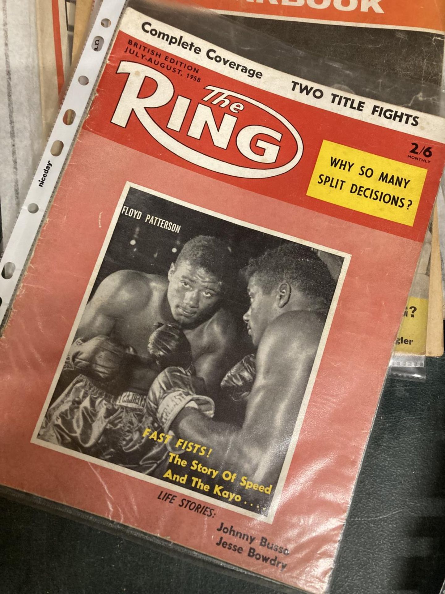 A COLLECTION OF VINTAGE BOXING ITEMS TO INCLUDE GLOVES, BOOK AND MAGAZINES - Image 6 of 7