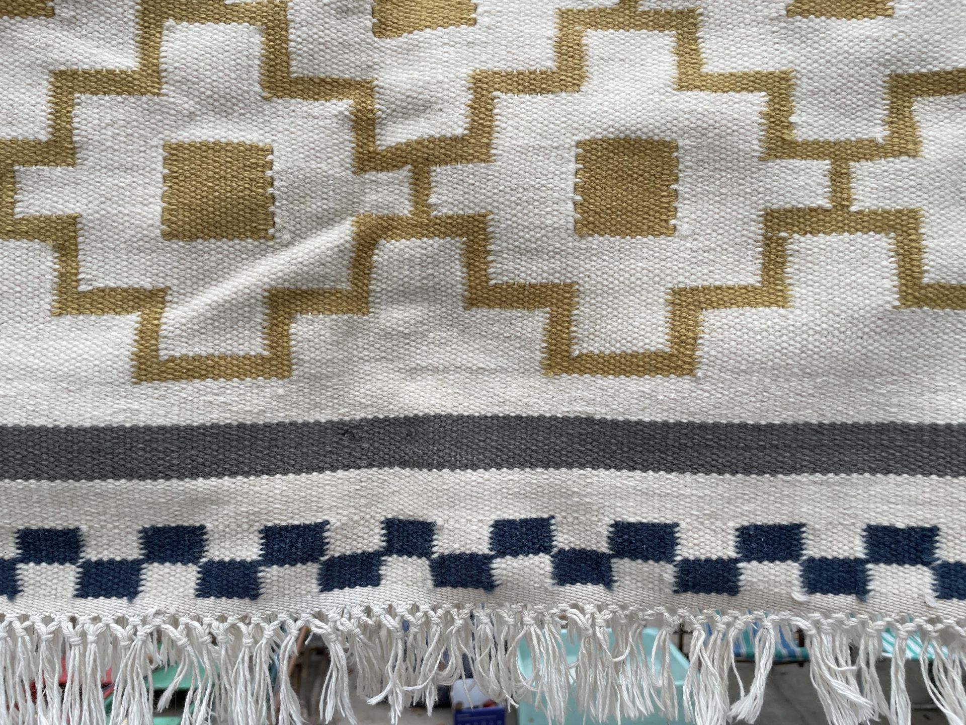 A MODERN CREAM PATTERNED FRINGED RUG - Image 2 of 2