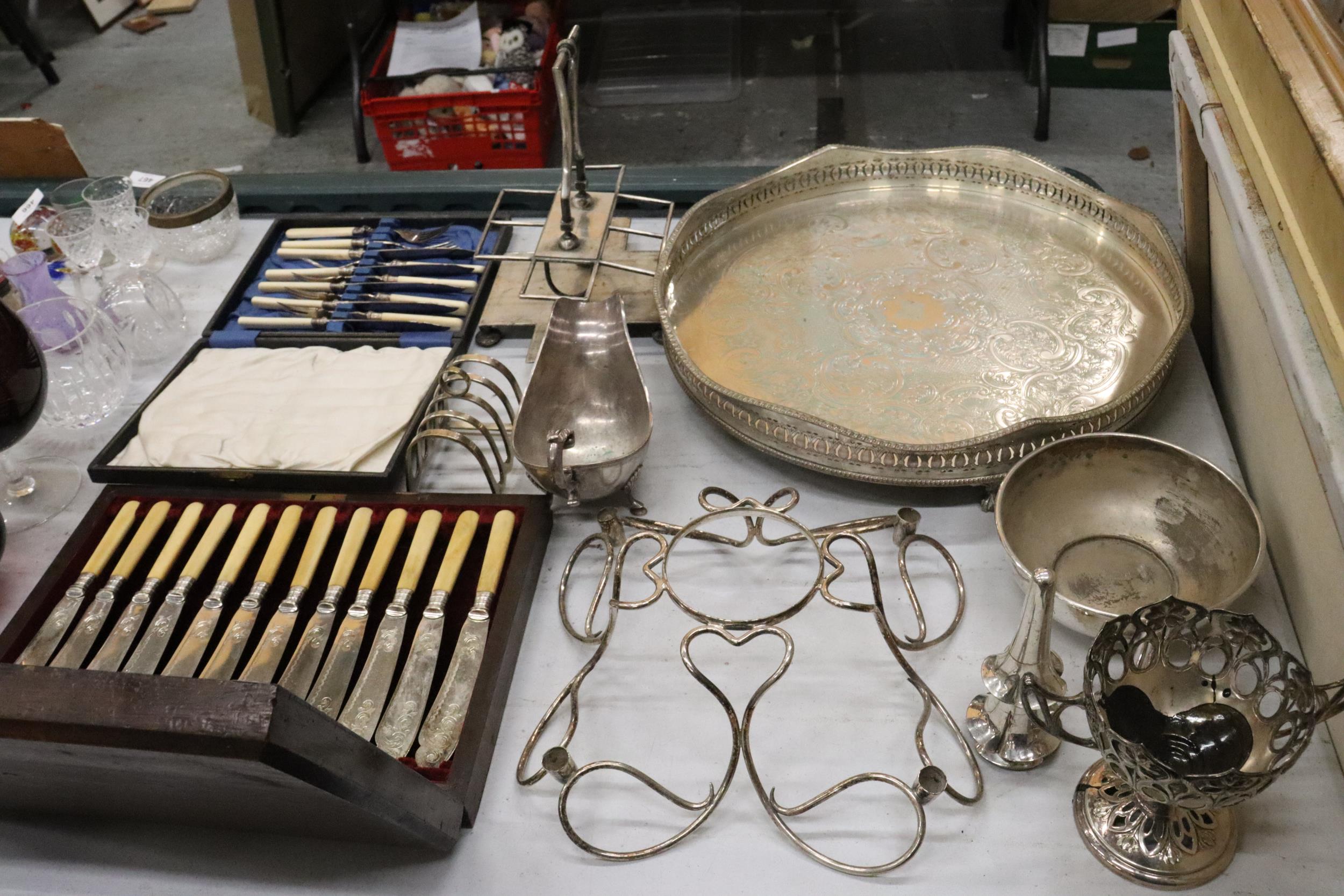 A QUANTITY OF ITEMS TO INCLUDE VINTAGE BOXED FLATWARE, A LARGE ROUND GALLERIED SILVER PLATED TRAY, - Image 11 of 13