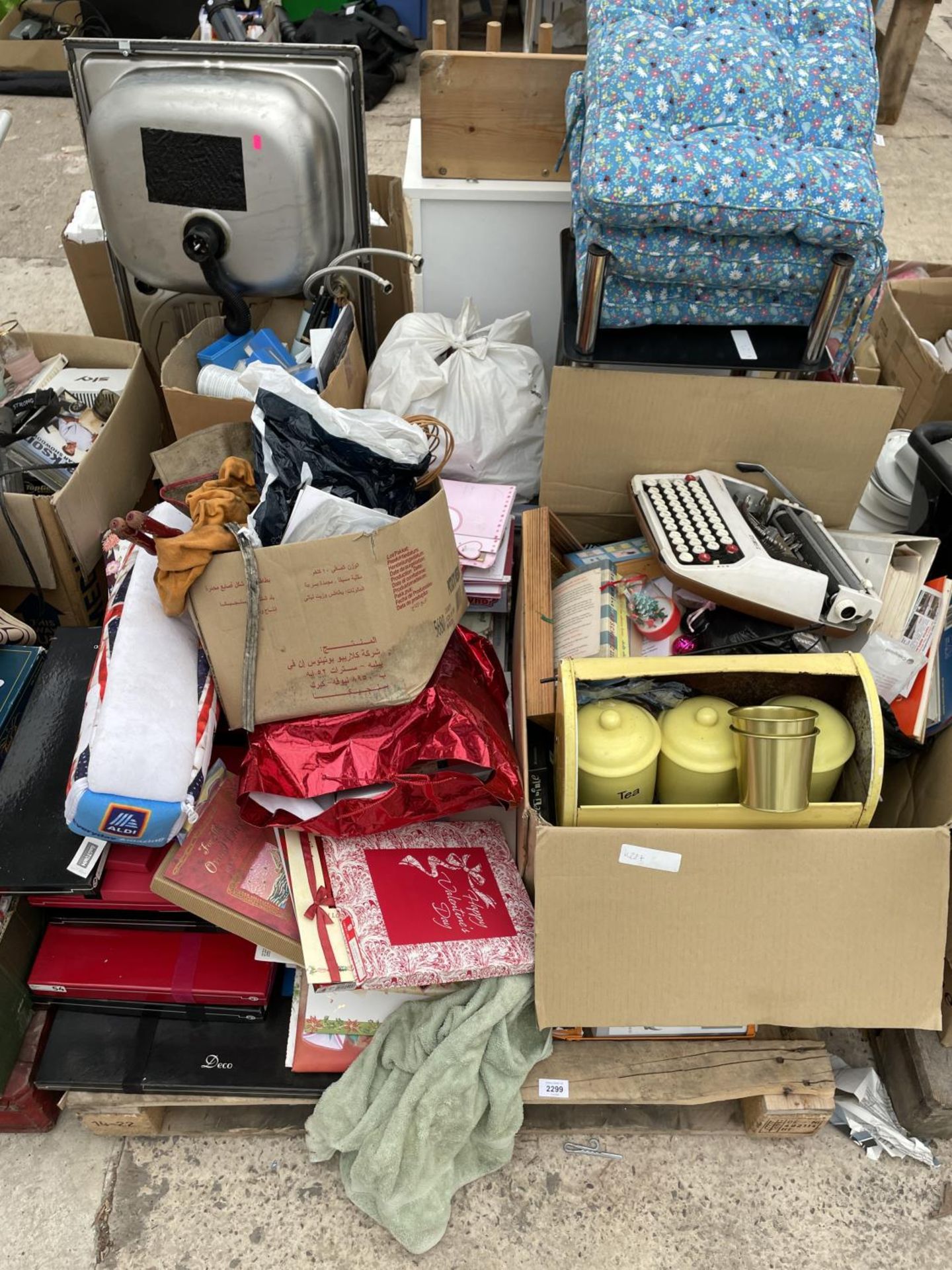 AN ASSORTMENT OF HOUSEHOLD CLEARANCE ITEMS