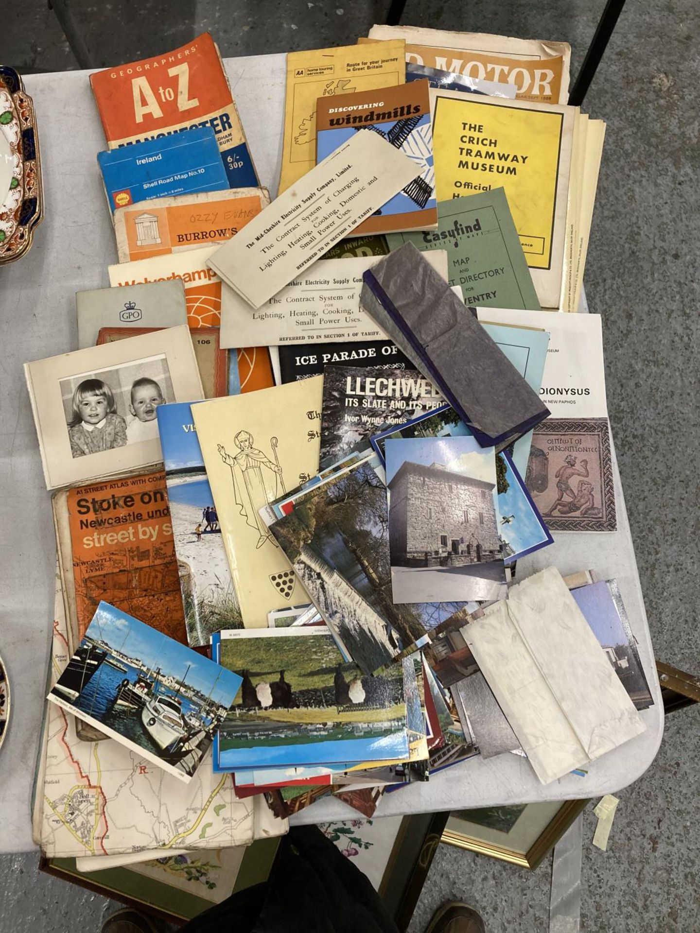 A QUANTITY OF EPHEMERA TO INCLUDE POSTCARDS, VINTAGE A-Z AND MAPS, CONTRACTS, VISTOR GUIDES ETC