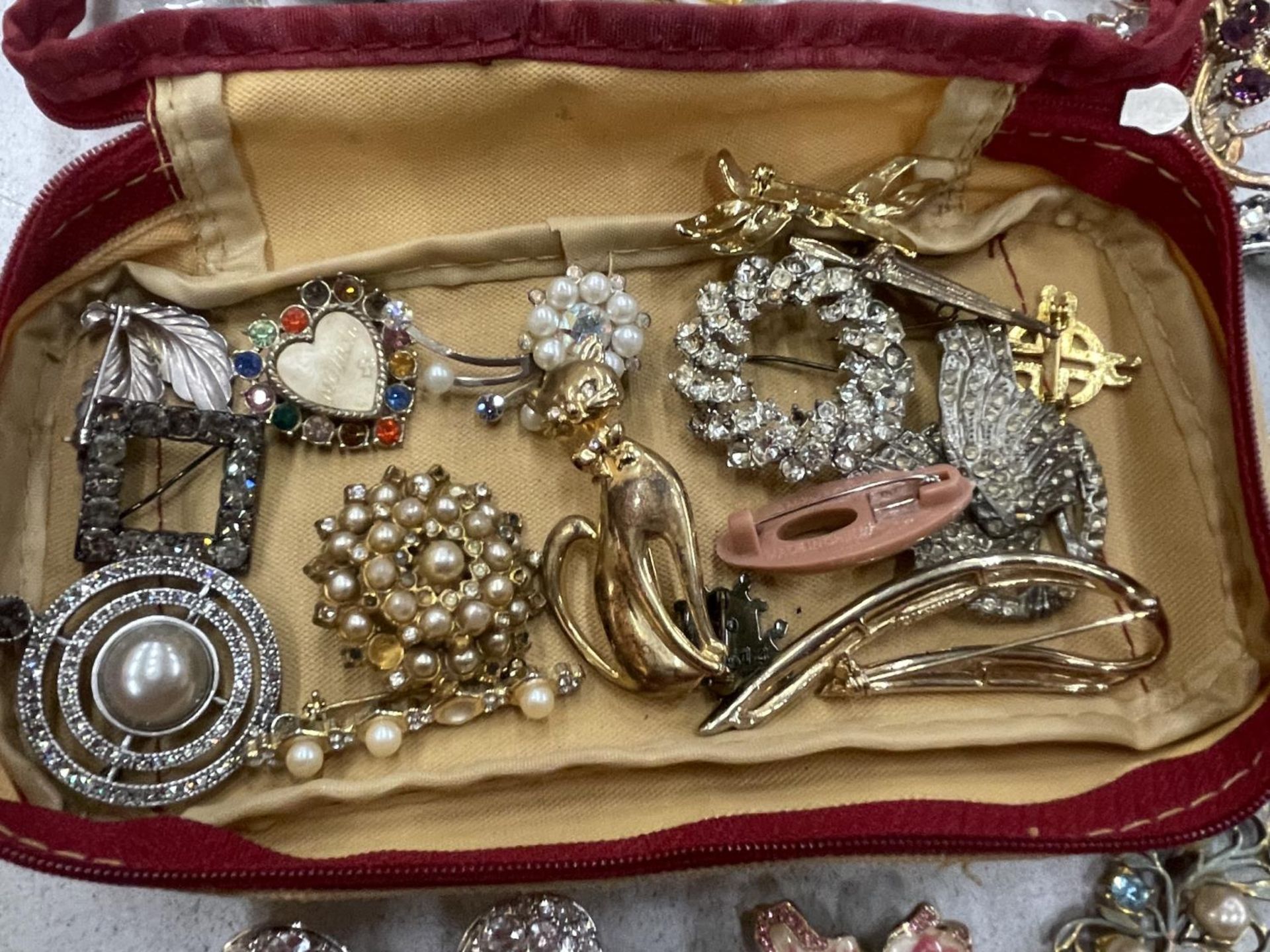 A QUANTITY OF COSTUME JEWELLERY BROOCHES - Image 2 of 2