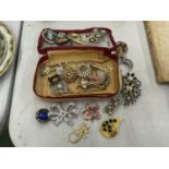 A QUANTITY OF COSTUME JEWELLERY BROOCHES