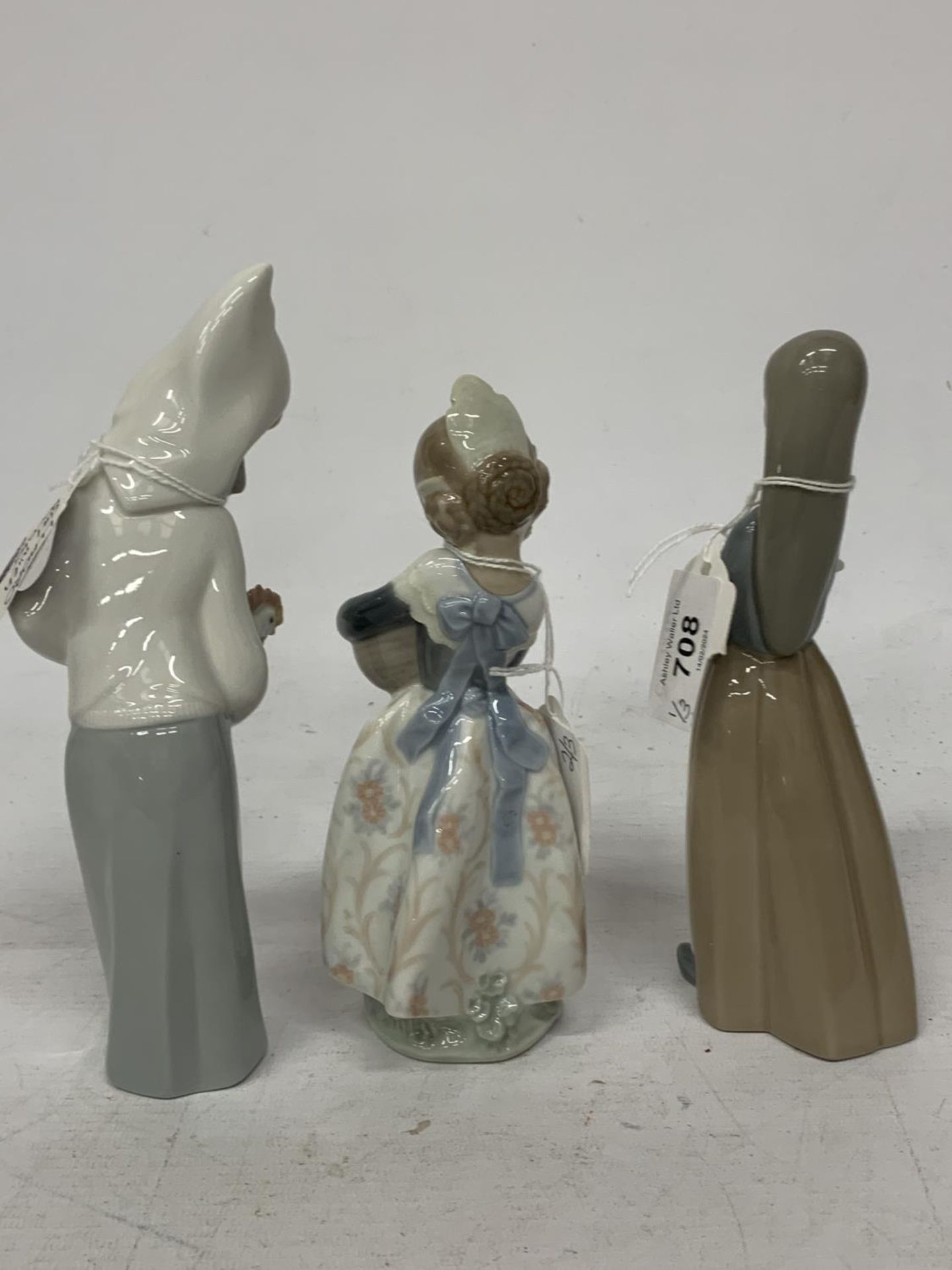 THREE LLADRO FIGURES TO INCLUDE A GIRL WITH A ROOSTER, A GIRL WITH FRUIT AND AN EARLY 1970'S GIRL - Image 5 of 6