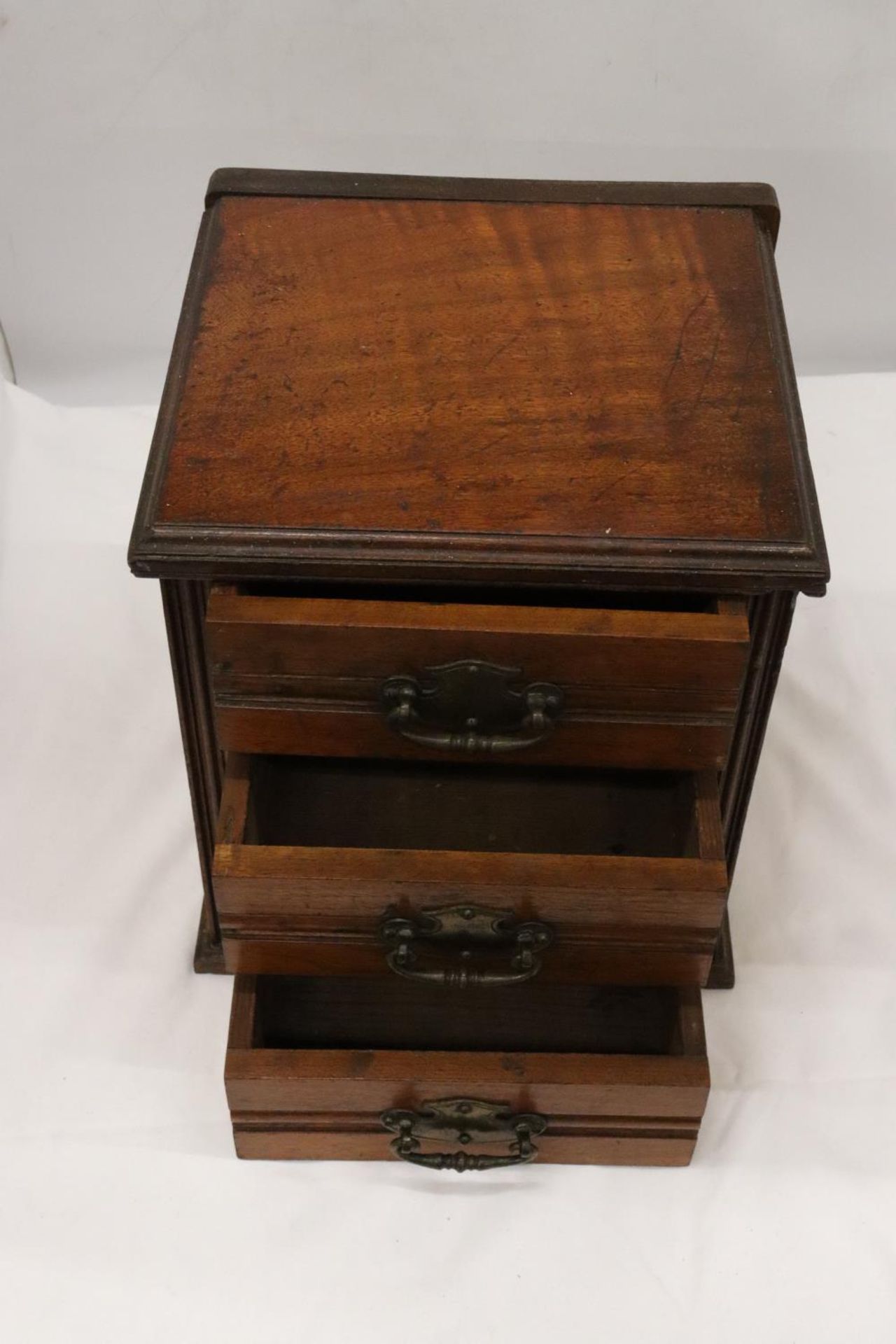 A VINTAGE OAK CHEST OF DRAWERS - Image 2 of 4