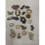 A LARGE QUANTITY OF COSTUME JEWELLERY BROOCHES
