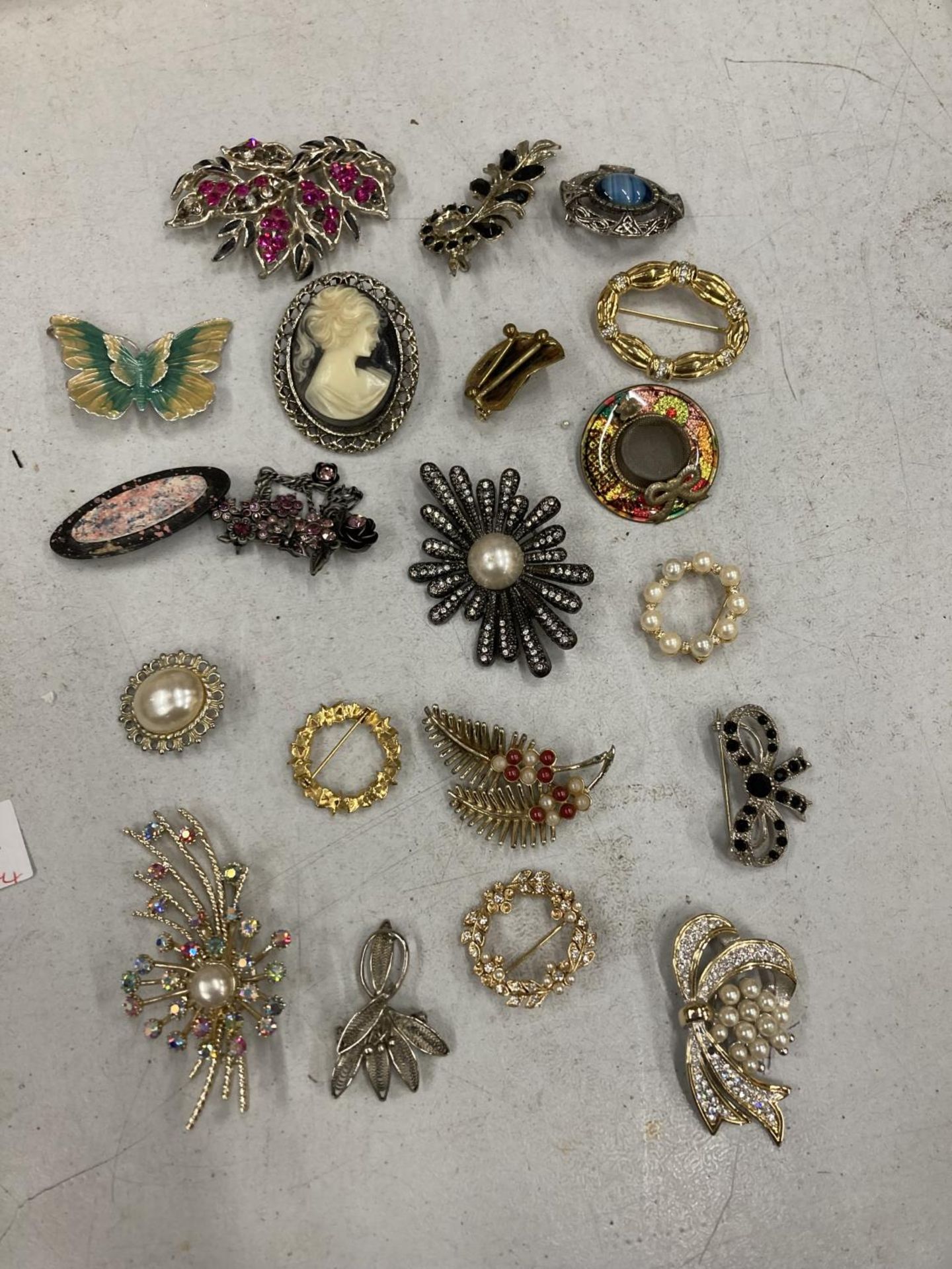 A LARGE QUANTITY OF COSTUME JEWELLERY BROOCHES