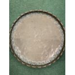 A LARGE BRASS MIDDLE EASTERN CHARGER WITH PIE CRUST EDGING DIAMETER 48.5CM
