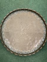 A LARGE BRASS MIDDLE EASTERN CHARGER WITH PIE CRUST EDGING DIAMETER 48.5CM