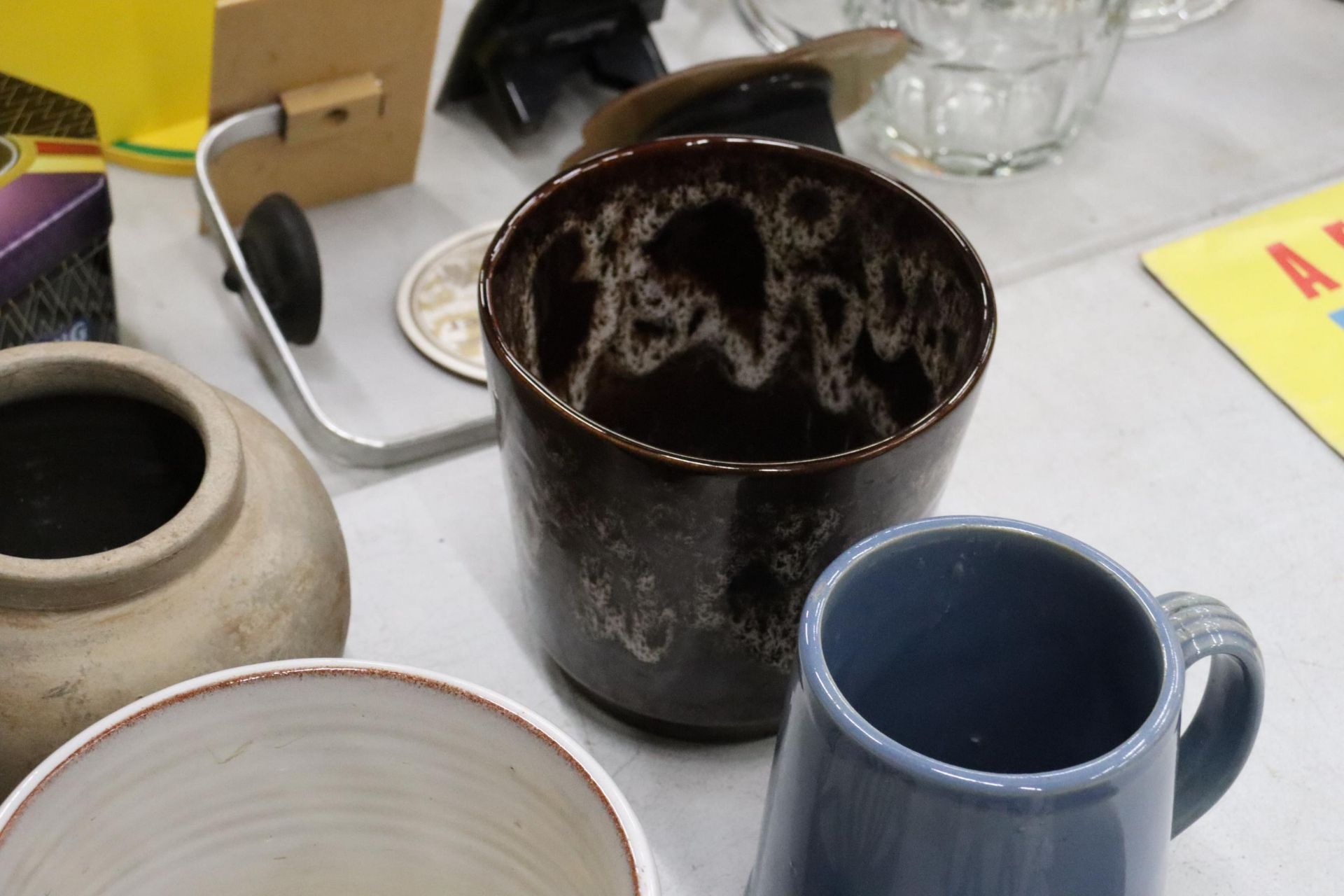 A COLLECTION OF DESIGNER STUDIO POTTERY, SOME SIGNED TO THE BASE - Image 10 of 11