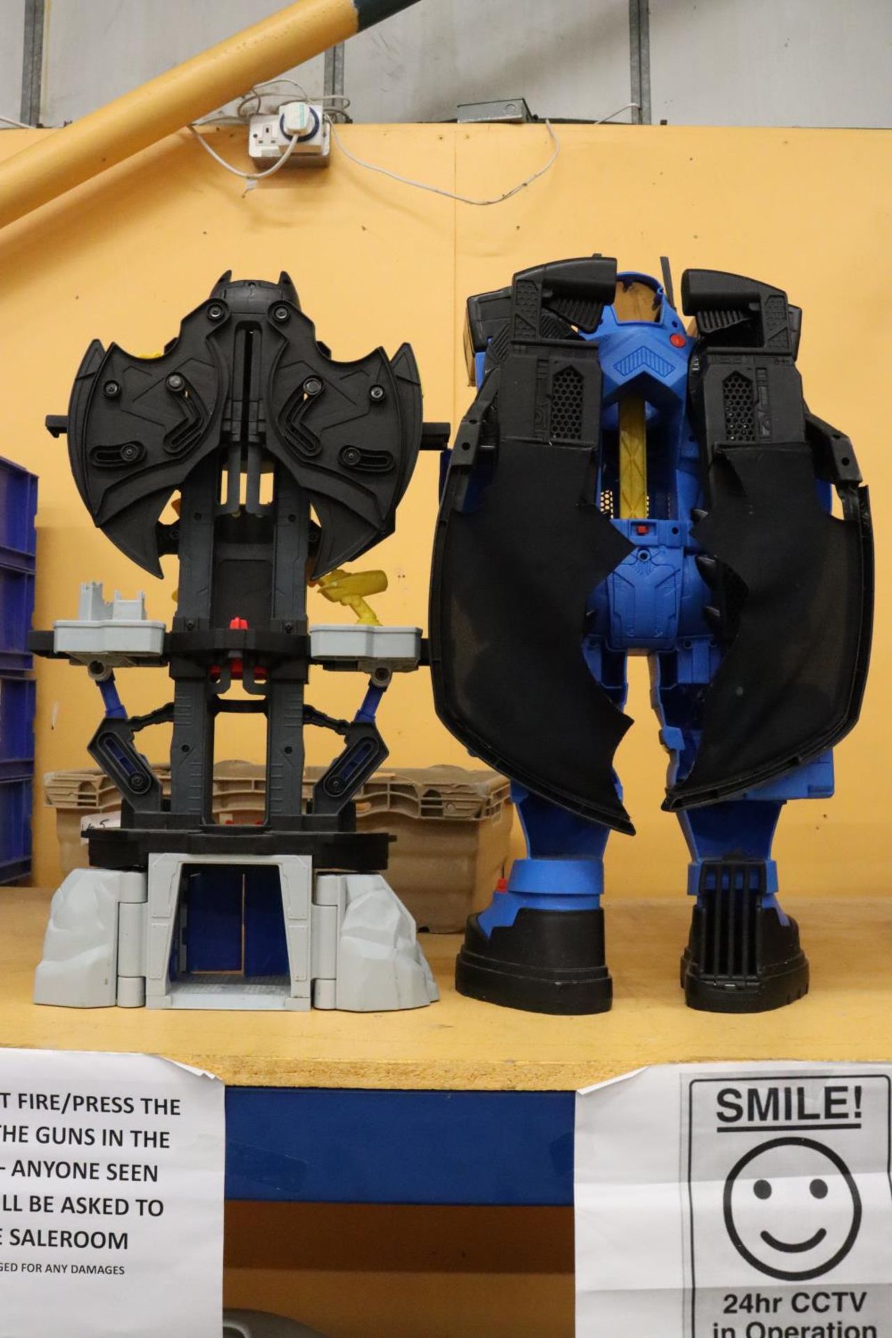 TWO LARGE BATMAN TRANSFORMER FIGURES, 28 INCHES HIGH - Image 4 of 6