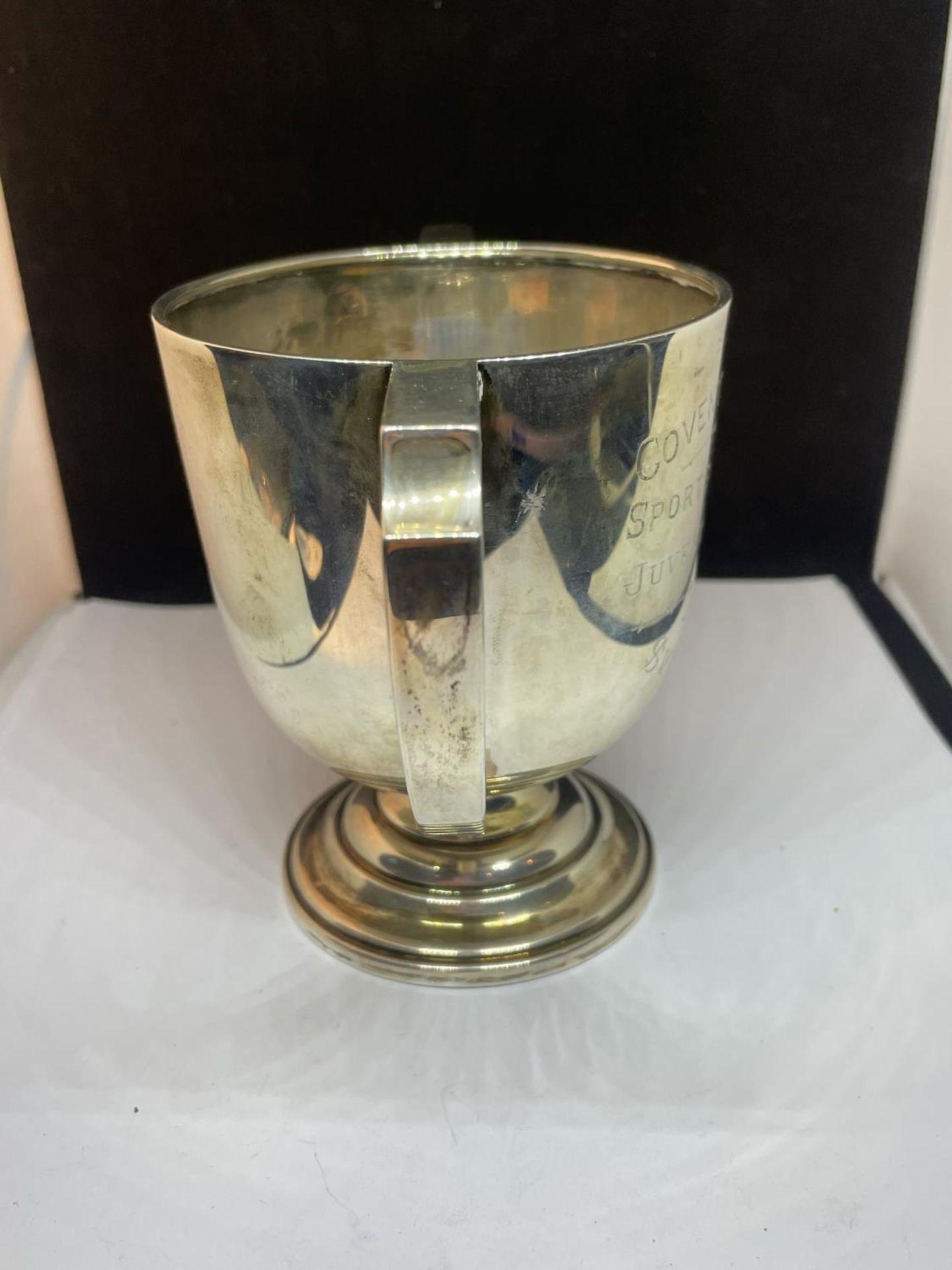 A HALLMARKED BIRMINGHAM SILVER TWIN HANDLED TROPHY FROM COVENTRY COLLEGE 1947 FOR JUVENILE JUMPING - Image 2 of 4