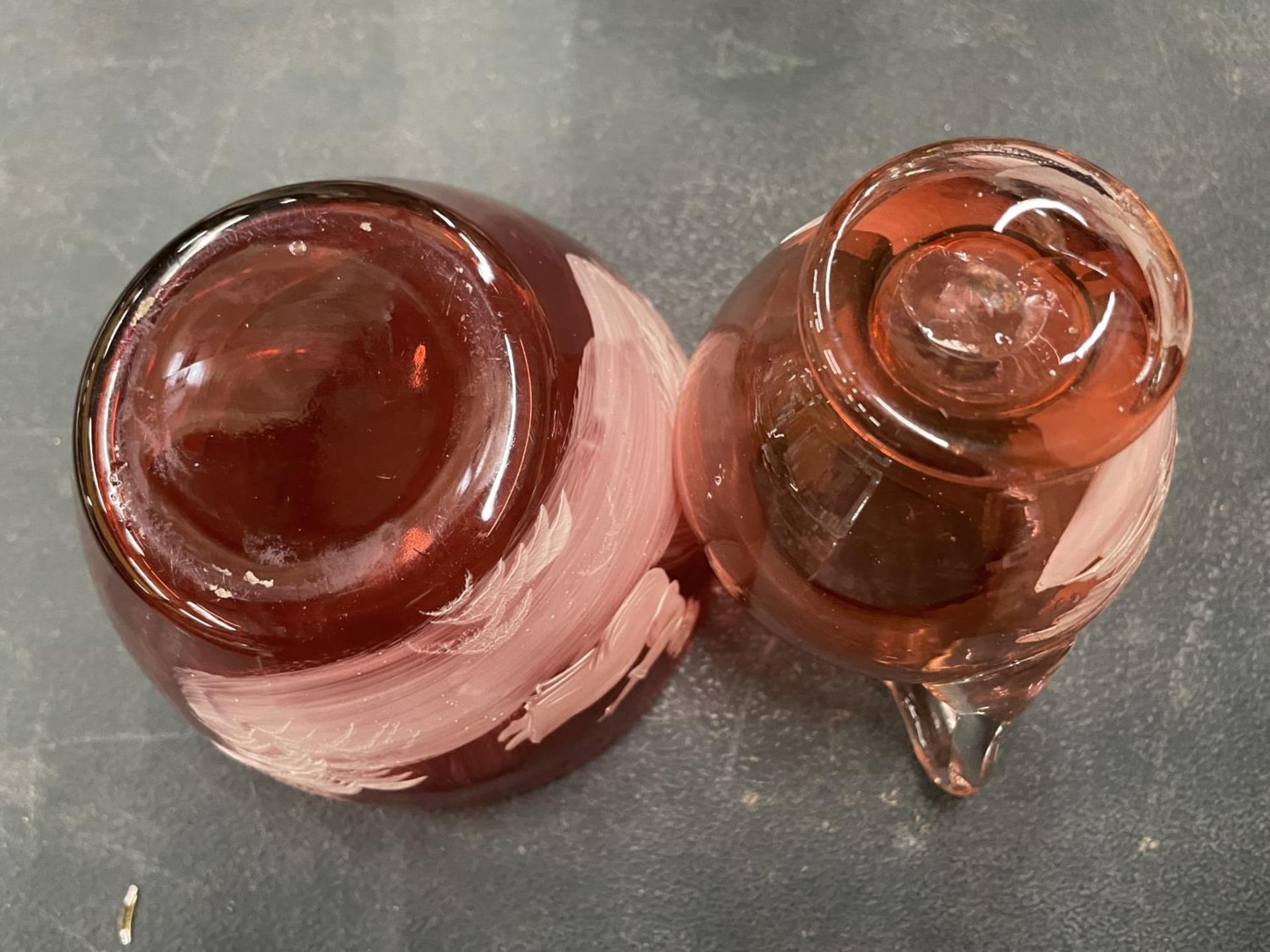 TWO PIECES OF VINTAGE MARY GREGORY HAND BLOWN CRANBERRY GLASS, TO INCLUDE A JUG, HEIGHT 9CM AND A - Image 4 of 4