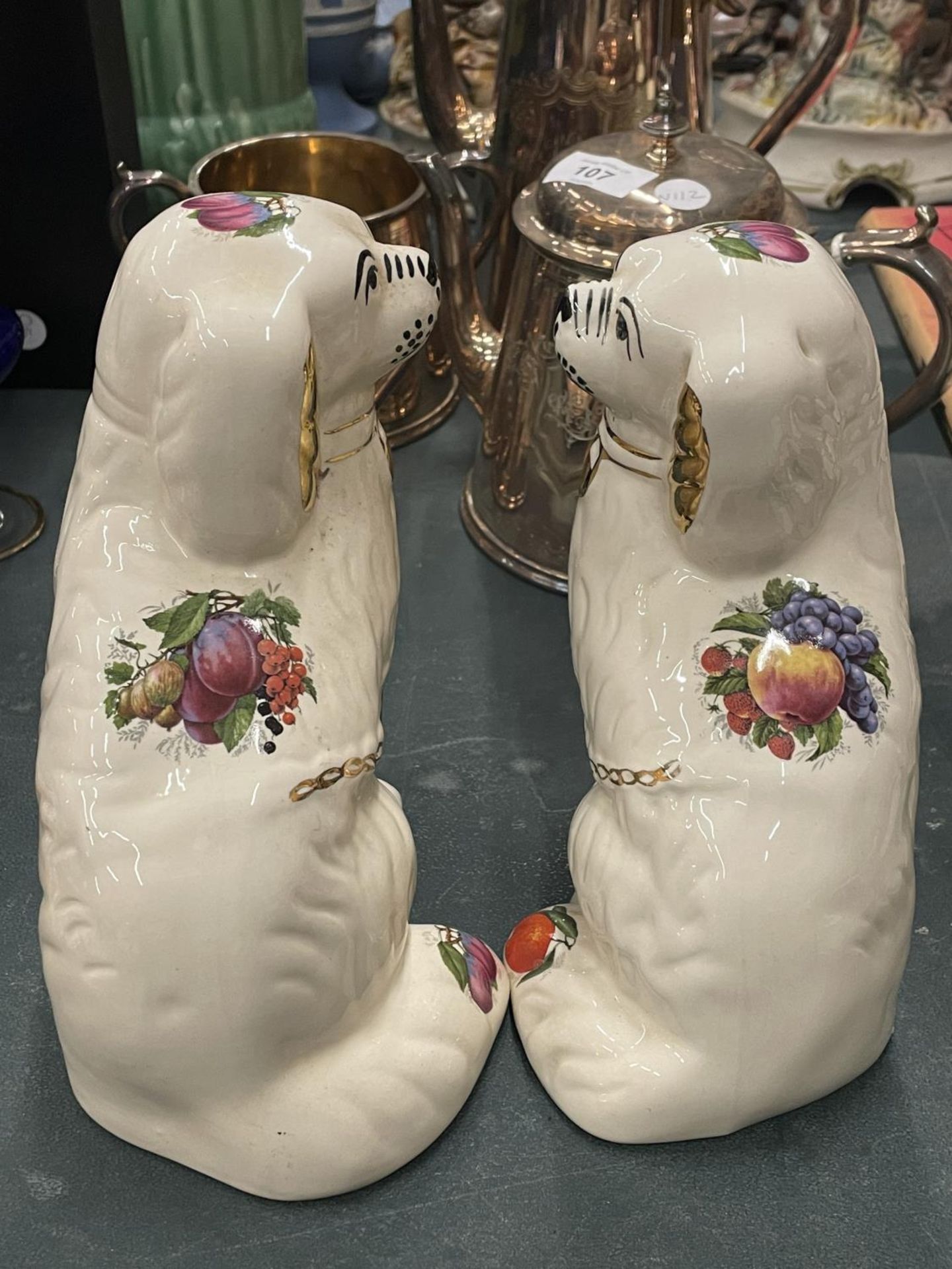 A PAIR OF STAFFORDSHIRE FRUIT PATTERNED, MANTLE SPANIELS, HEIGHT 20CM - Image 2 of 4