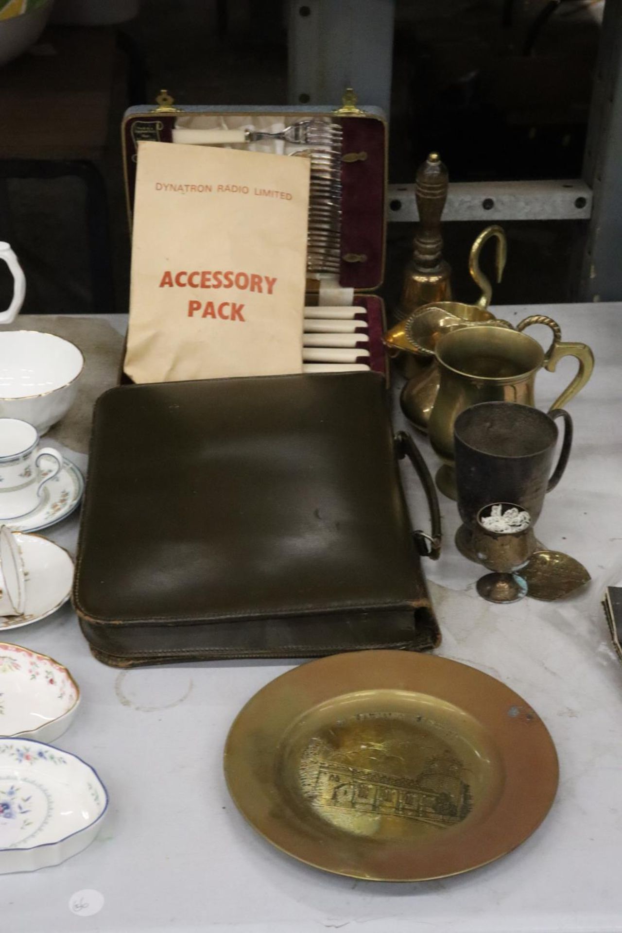 A QUANTITY OF ITEMS TO INCLUDE FISH KNIVES AND FORKS, BRASSWARE, WRITING SET ETC - Image 2 of 5