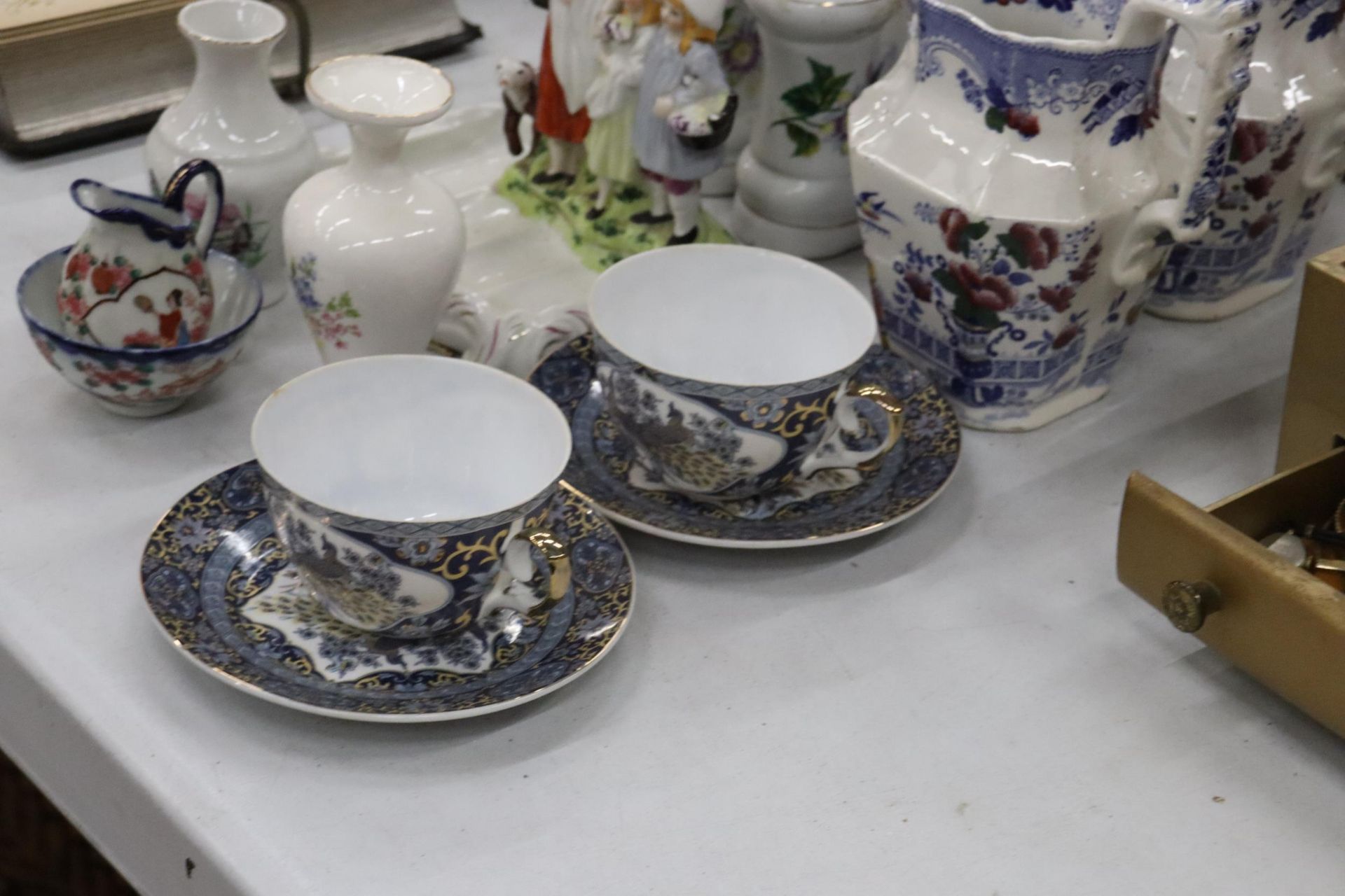 A QUANTITY OF VINTAGE CERAMICS TO INCLUDE JUGS, A YARDLEY SOAP DISH, CUPS AND SAUCERS, VASES, A - Image 4 of 11