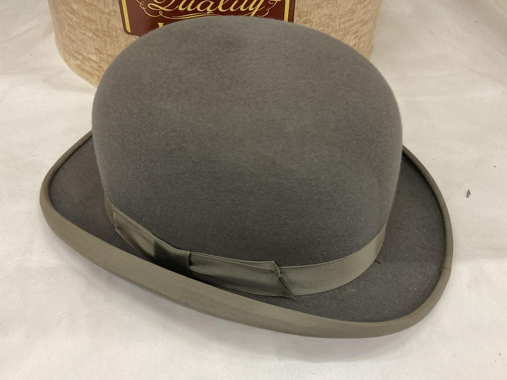 A CHRISTYS LONDON GREY BOWLER HAT IN A CHRISTYS BOXM - SIZE 7/57 - Image 2 of 4