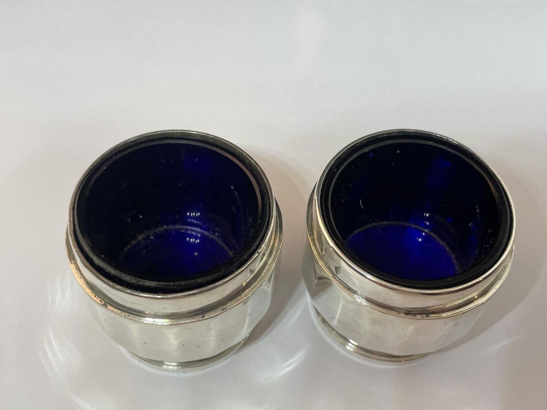 A PAIR OF HALLMARKED BIRMINGHAM SILVER SALTS WITH BLUE GLASS LINERS - Image 3 of 4