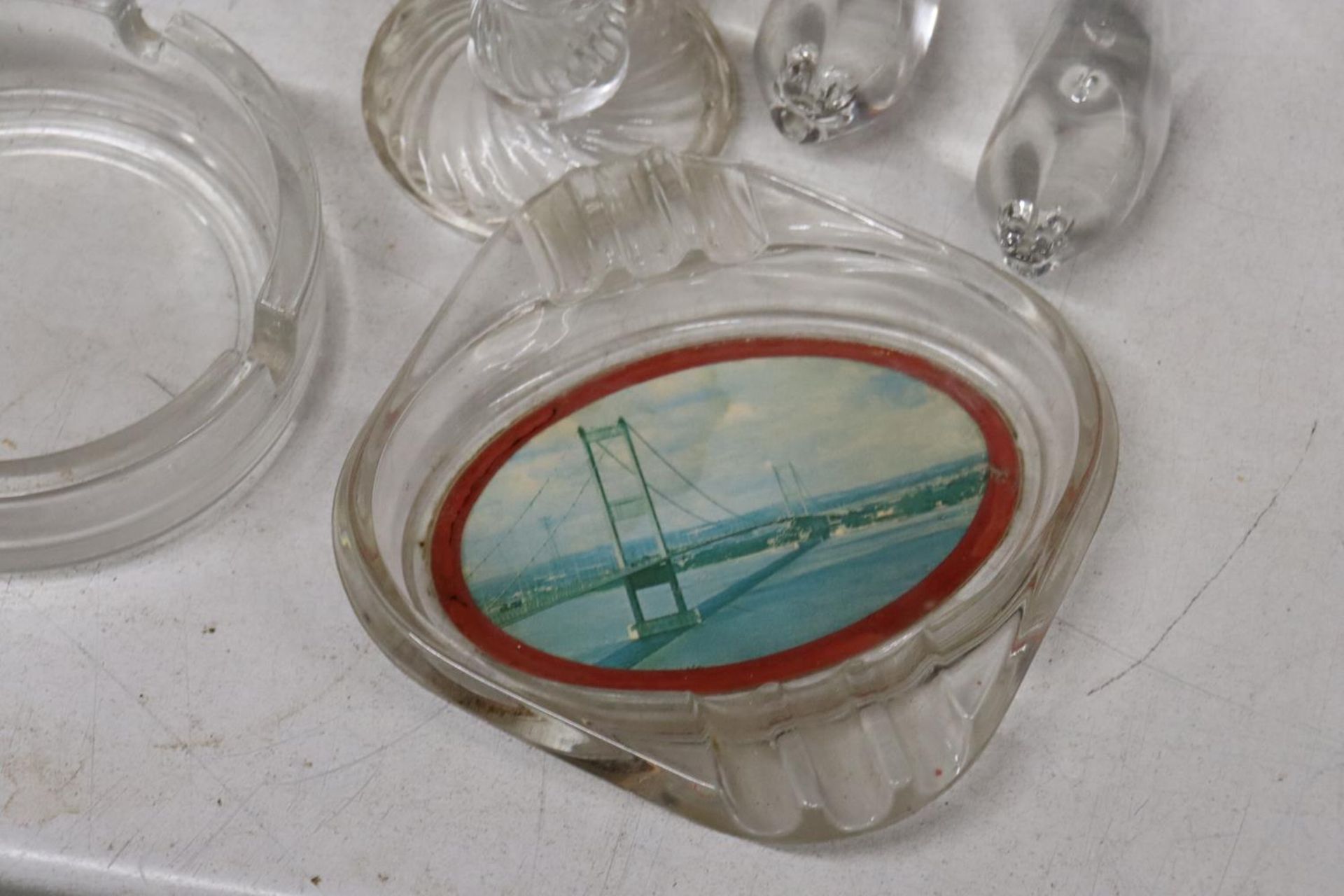 A QUANTITY OF VINTAGE GLASSWARE TO INCLUDE VASES, BOWLS, A TANKARD, A PAIR OF DOLPHINS, TEALIGHT - Image 2 of 6