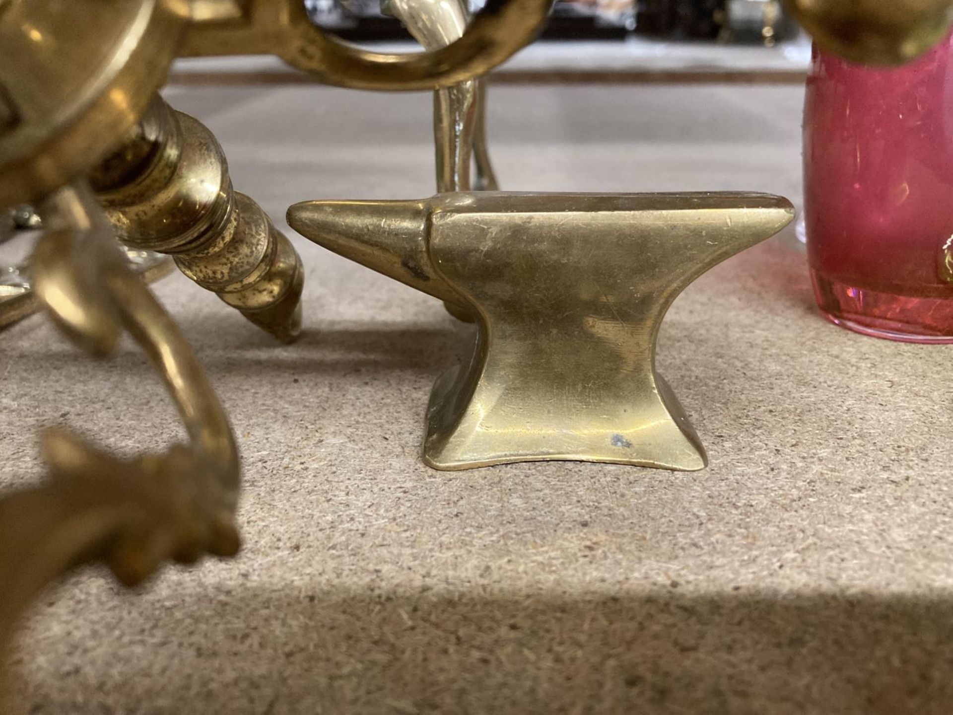 VARIOUS BRASS ITEMS TO INCLUDE A KETTLE WITH CERAMIC HANDLE ON A TRIVET, A SMALL ANVIL BOOT, ETC - Image 5 of 5