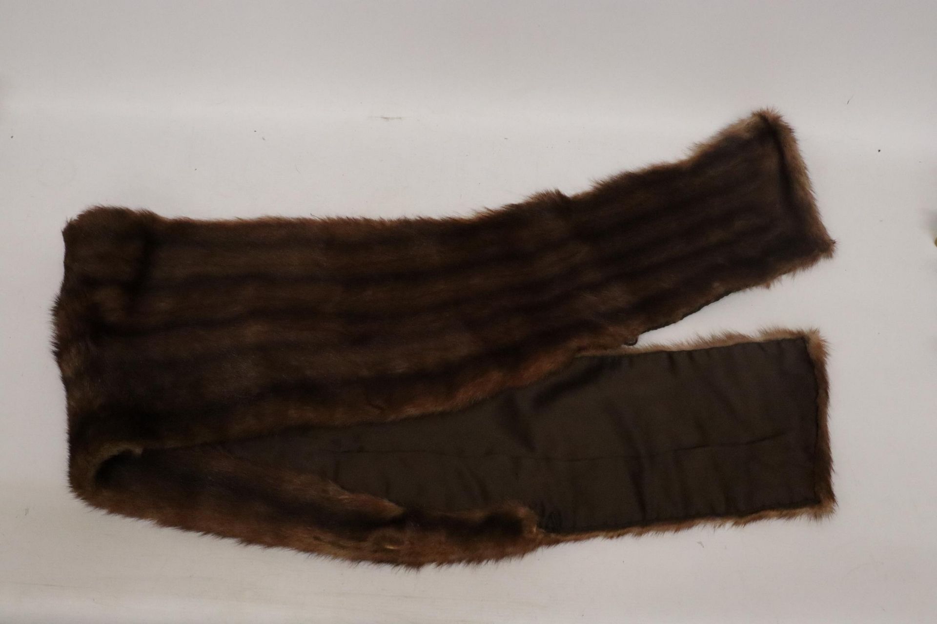 A VINTAGE 1940'S FUR STOLE, BOXED - Bild 3 aus 5