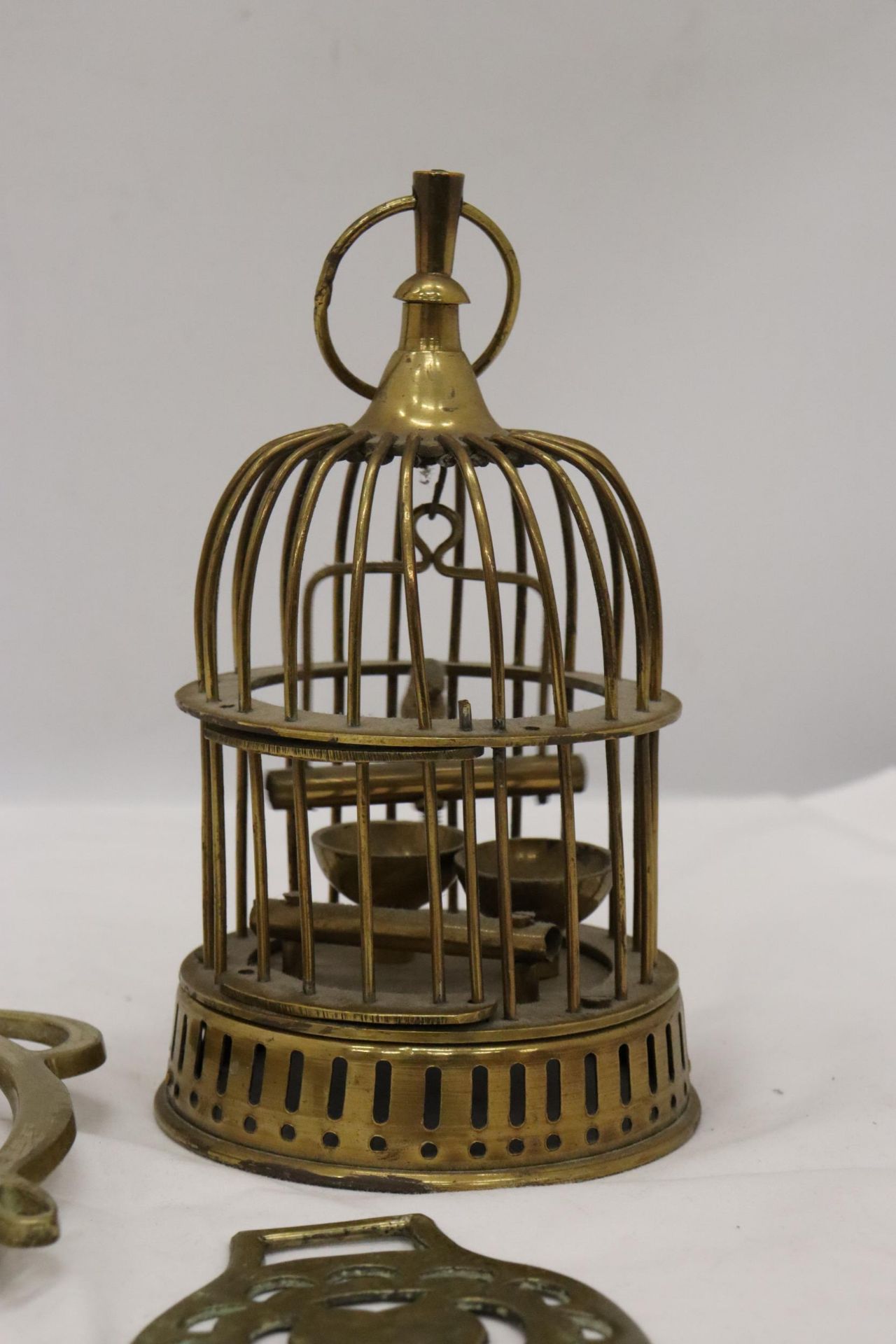 A BRASS BIRD IN A CAGE, HORSE BRASS AND STAND - Image 2 of 5