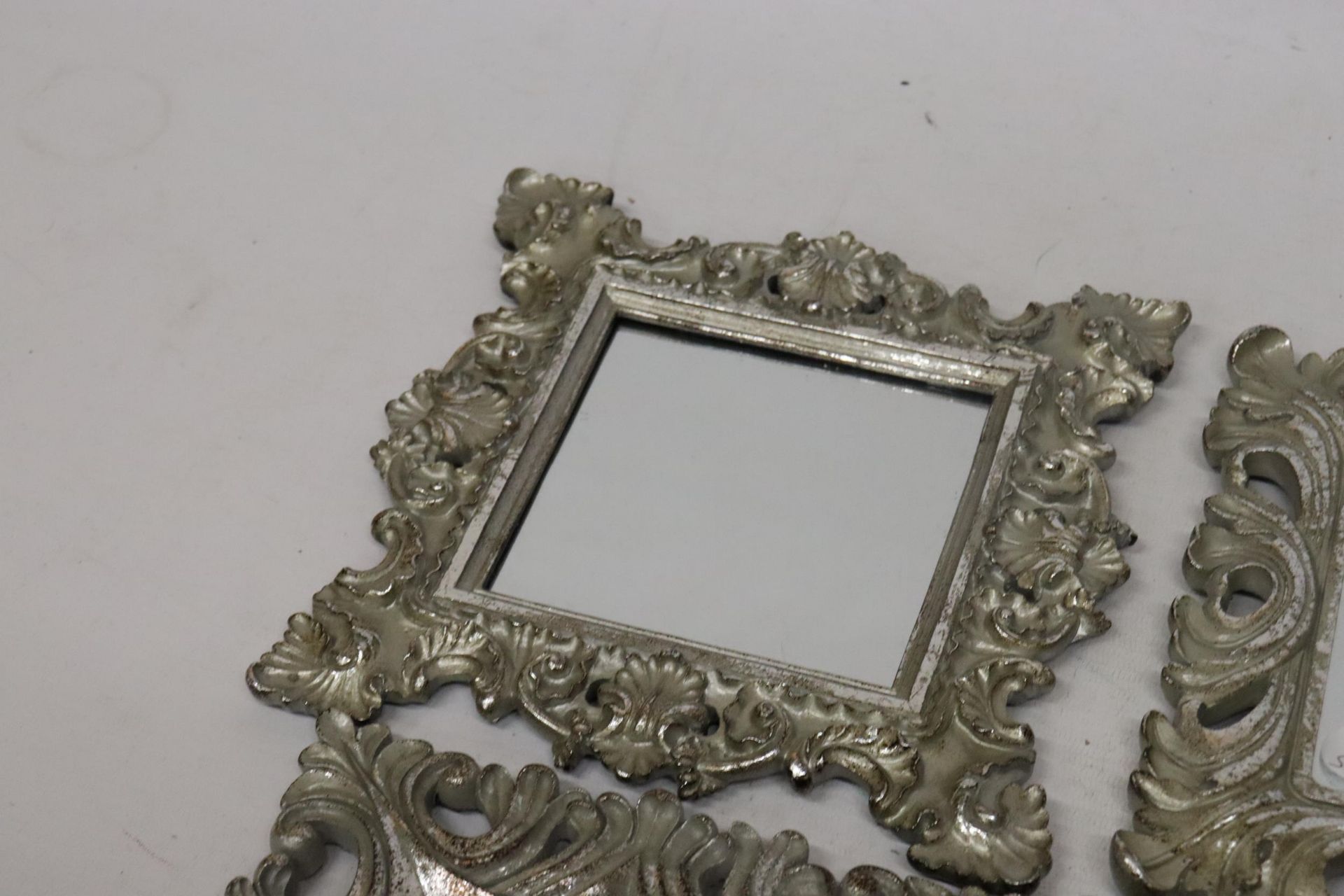 FIVE SMALL MIRRORS WITH ORNATE SILVER COLOURED FRAMES - Bild 6 aus 9