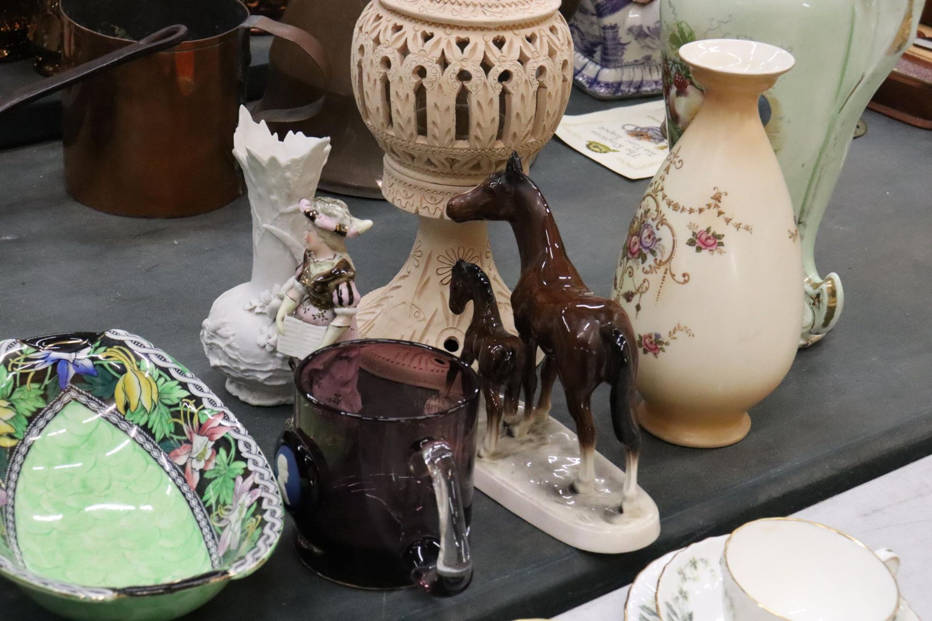 A MIXED LOT TO INCLUDE A BLUSH WARE VASE, WEDGWOOD COMMEMORATIVE CUP, LUSTRE BOWL, ETC., - Image 7 of 8