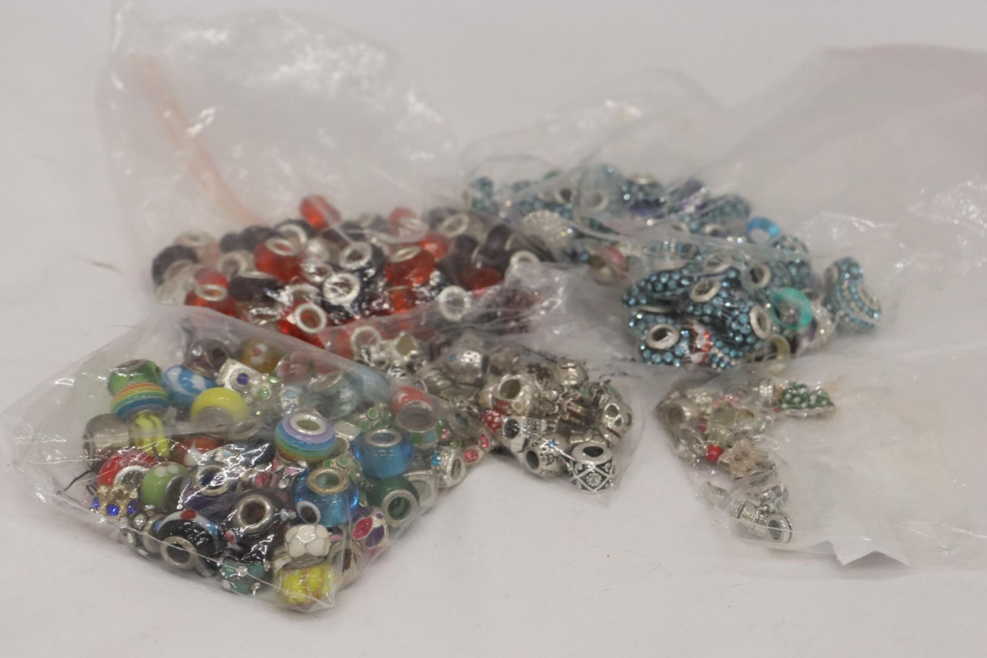 A LARGE QUANTITY OF PANDORA STYLE BEADS, SOME MARKED 925 - Bild 7 aus 7