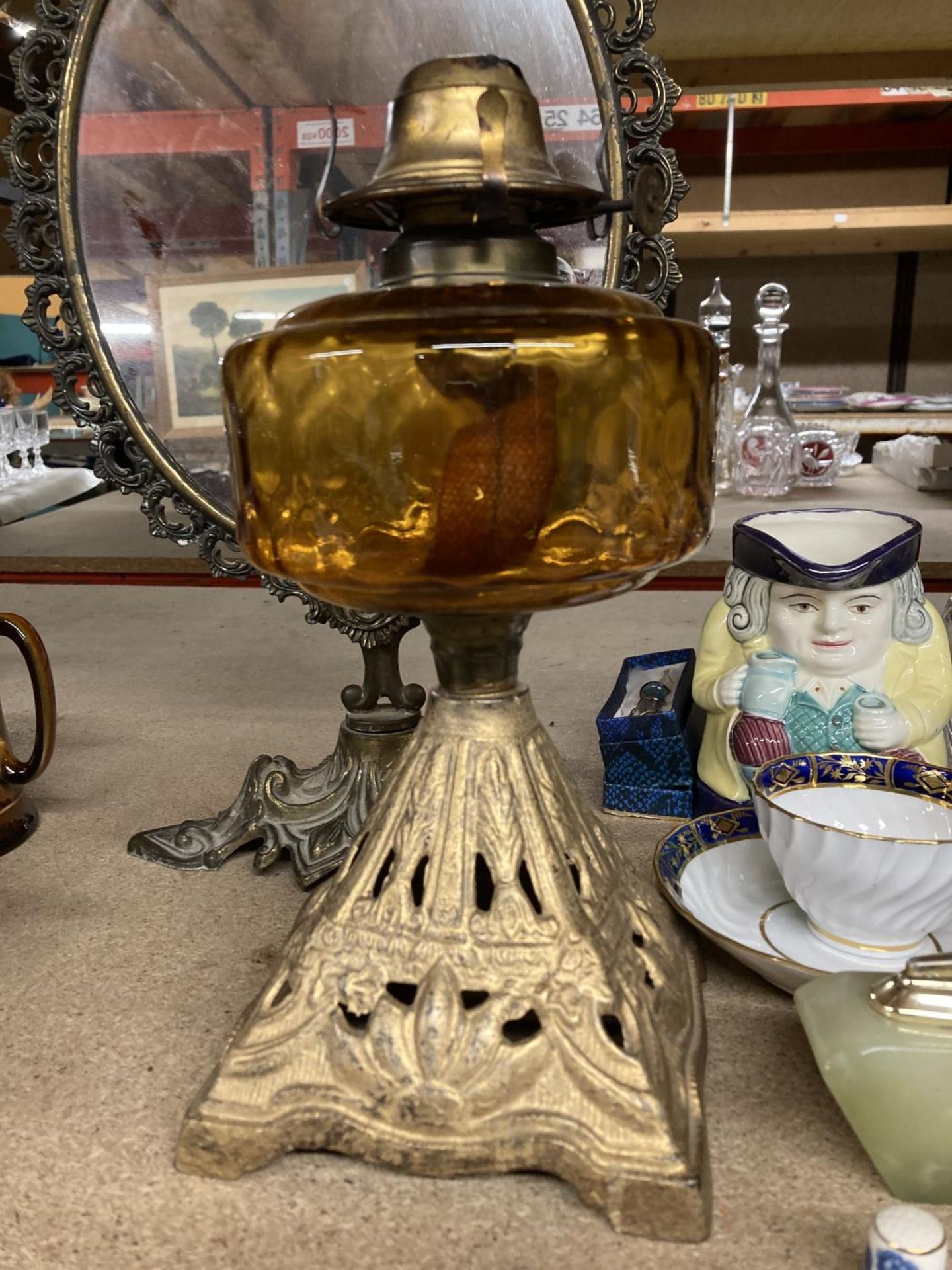 A VINTAGE OIL LAMP WITH AMBER GLASS RESERVOIR AND A DECORATIVE DRESSING TABLE MIRROR - Image 2 of 5