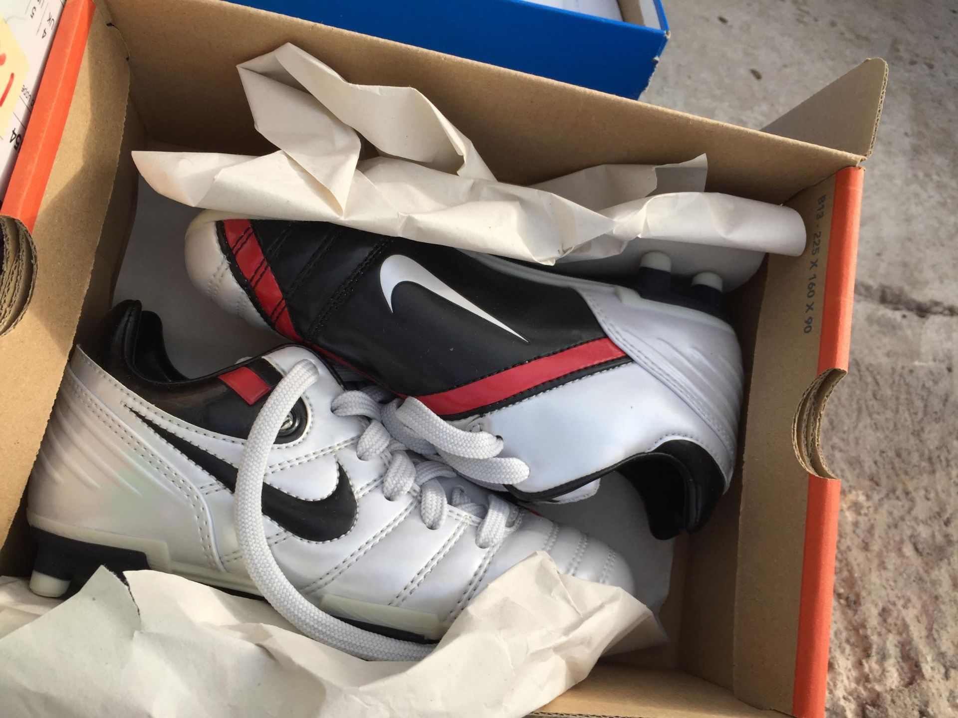 TEN PAIRS OF AS NEW AND BOXED SPORTS BOOTS AND TRAINERS - Image 4 of 8