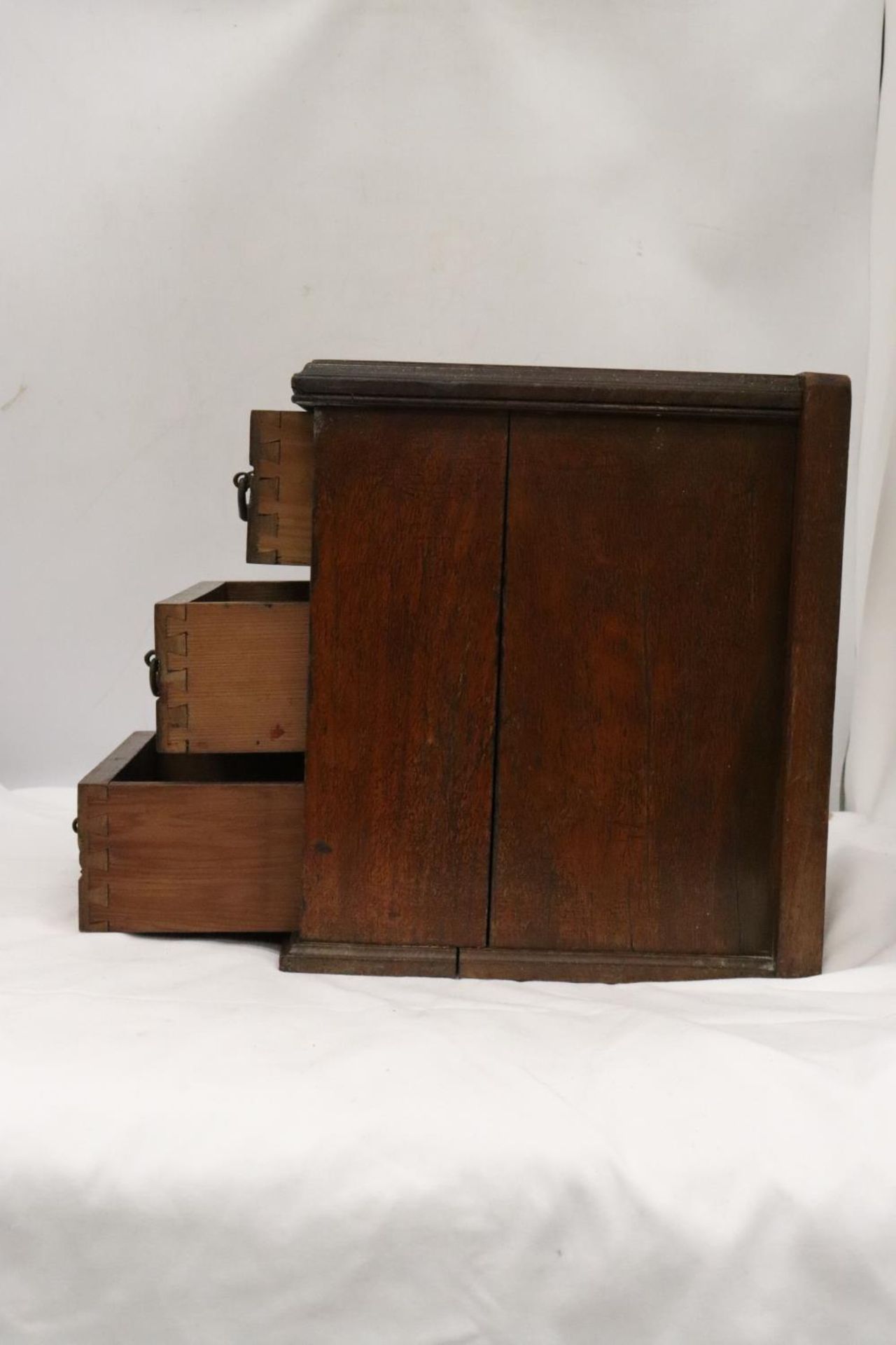 A VINTAGE OAK CHEST OF DRAWERS - Image 3 of 4