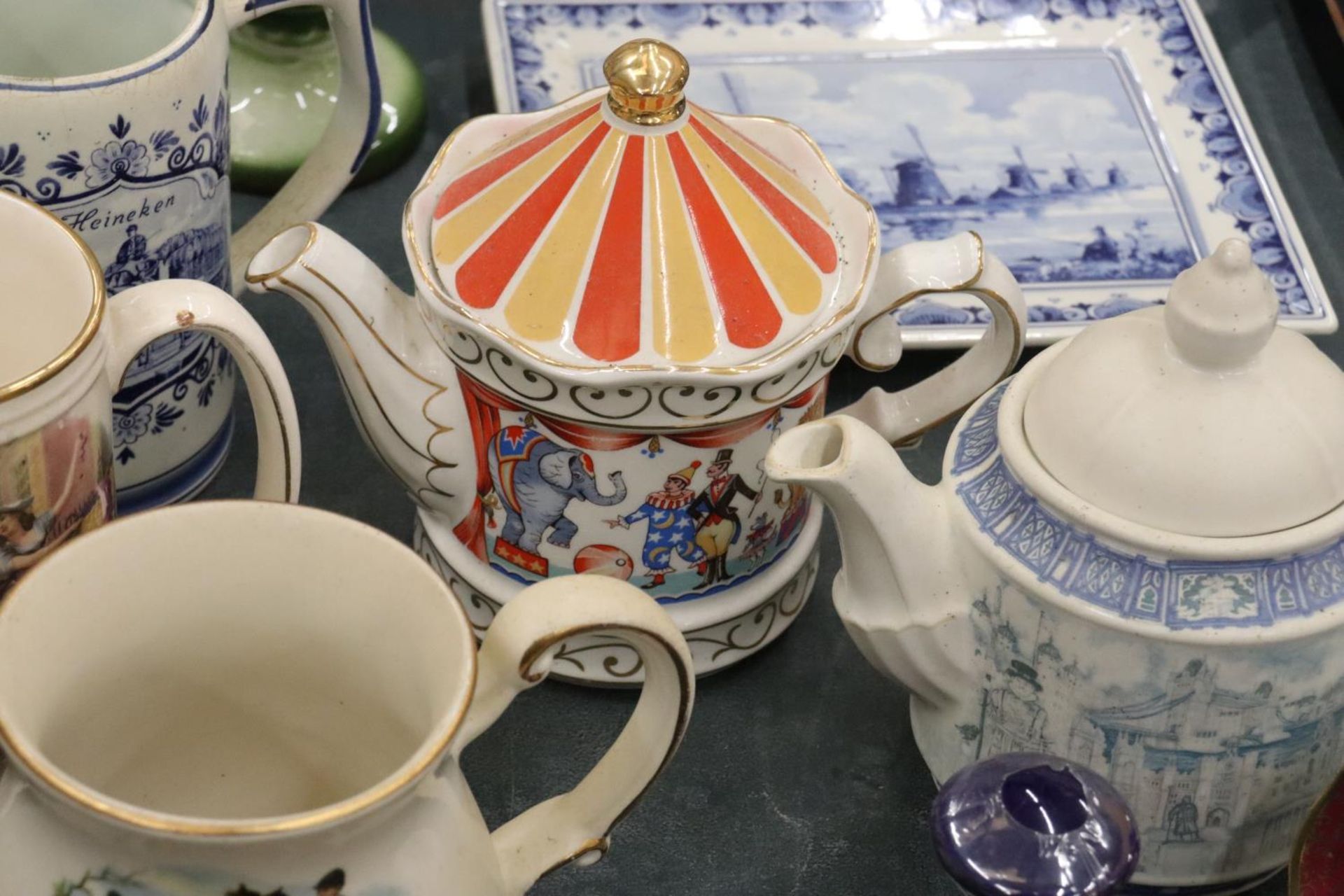 A MIXED LOT TO INCLUDE SADLER TEAPOTS, LIMOGES HANDPAINTED HINGED EGG TRINKET, DELFT BLUE TANKARD, - Image 8 of 12