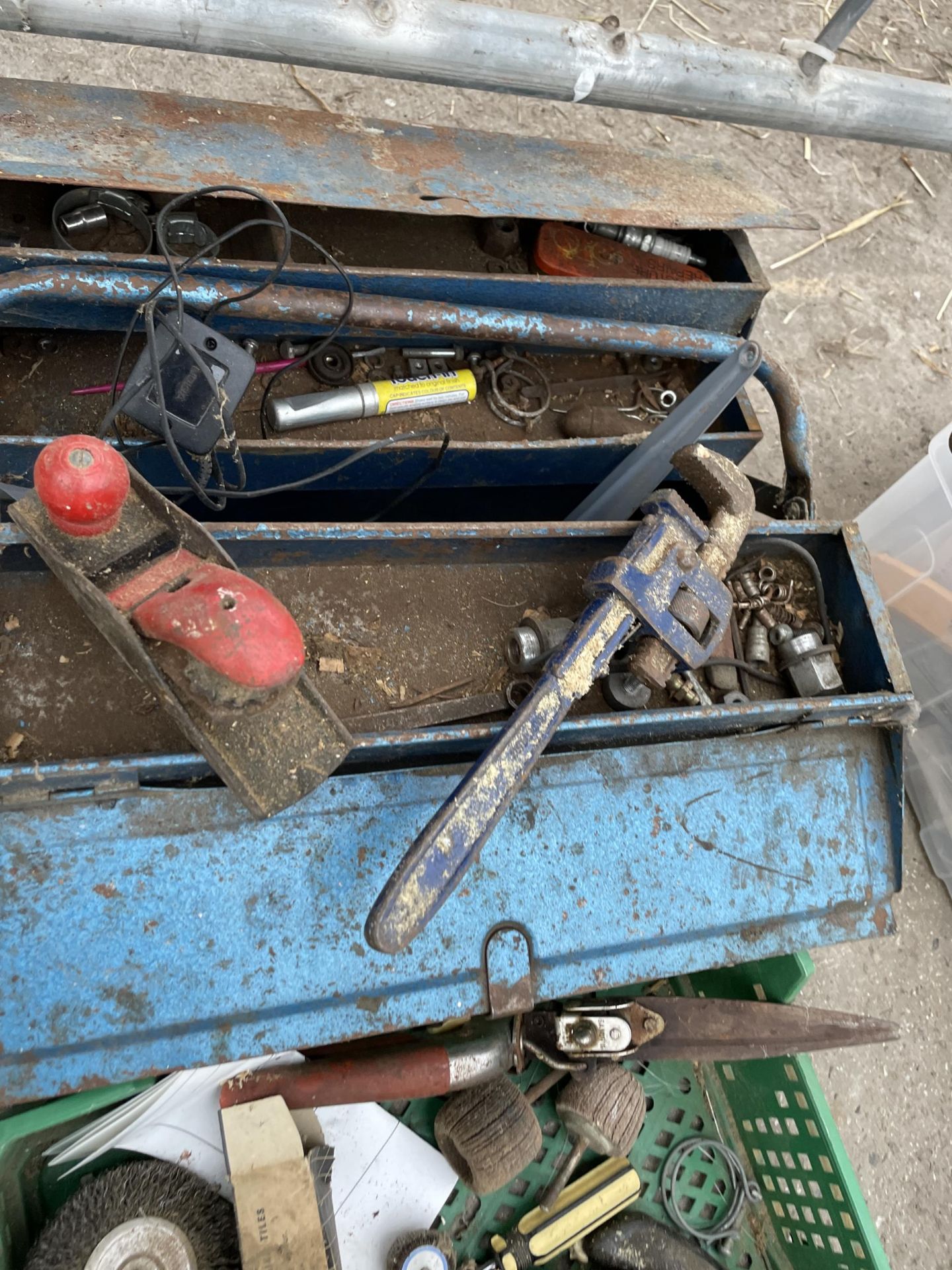 AN ASSORTMENT OF TOOLS TO INCLUDE A POWER CRAFT ELECTRIC SANDER, STILSENS AND A WOOD PLANE ETC - Bild 2 aus 4