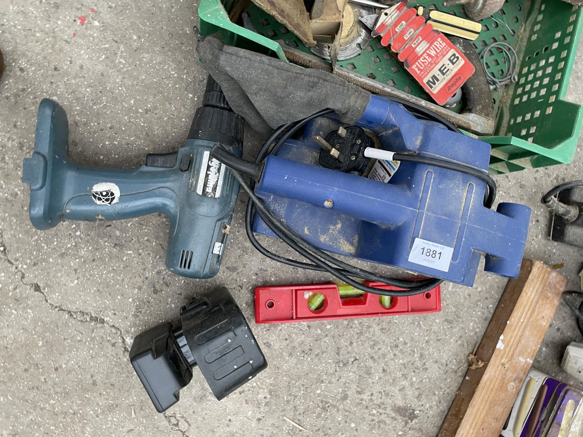 AN ASSORTMENT OF TOOLS TO INCLUDE A POWER CRAFT ELECTRIC SANDER, STILSENS AND A WOOD PLANE ETC - Bild 4 aus 4