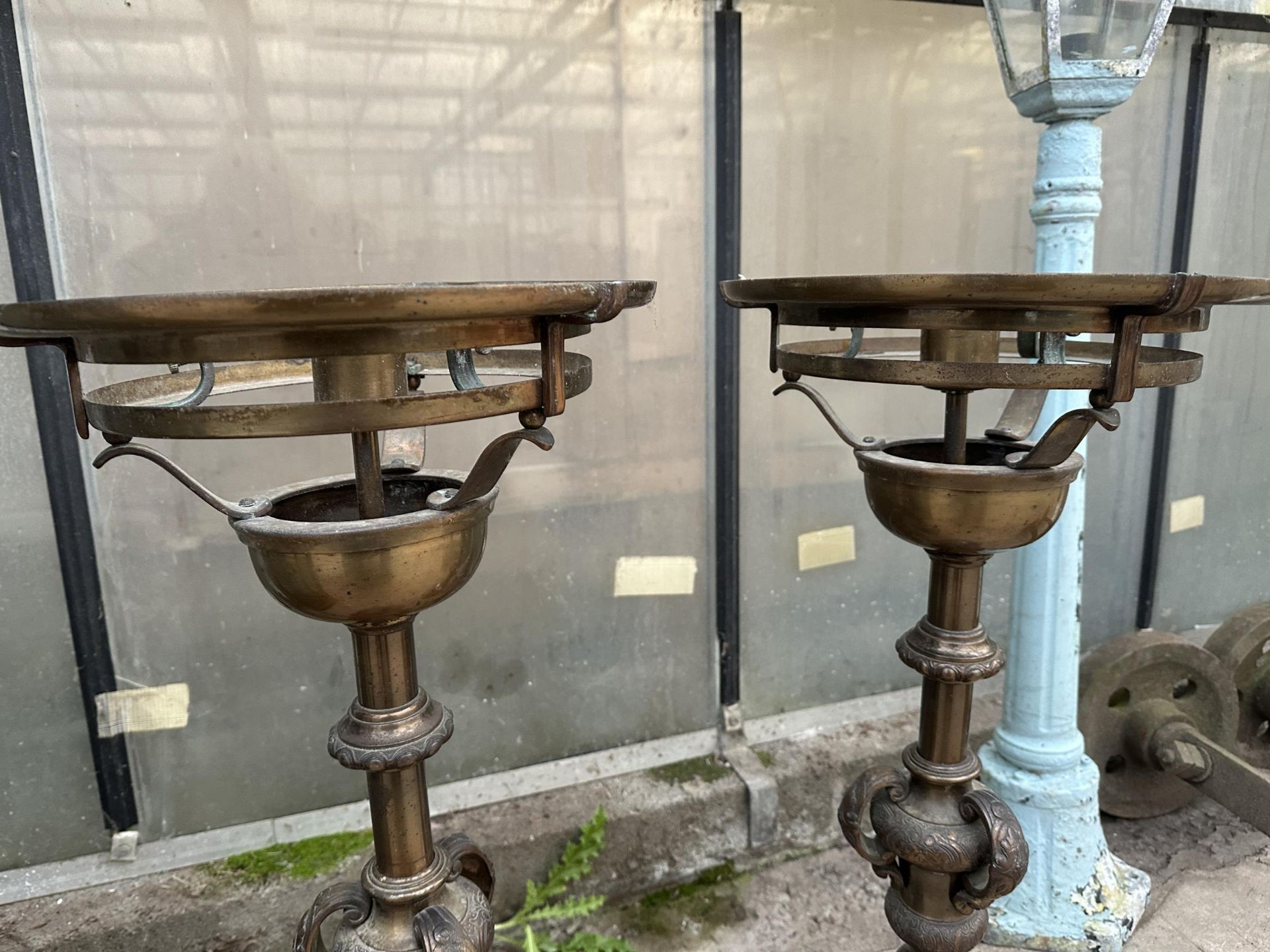 A PAIR OF LARGE HEAVY BRASS VINTAGE TABLE LAMPS - Image 3 of 4