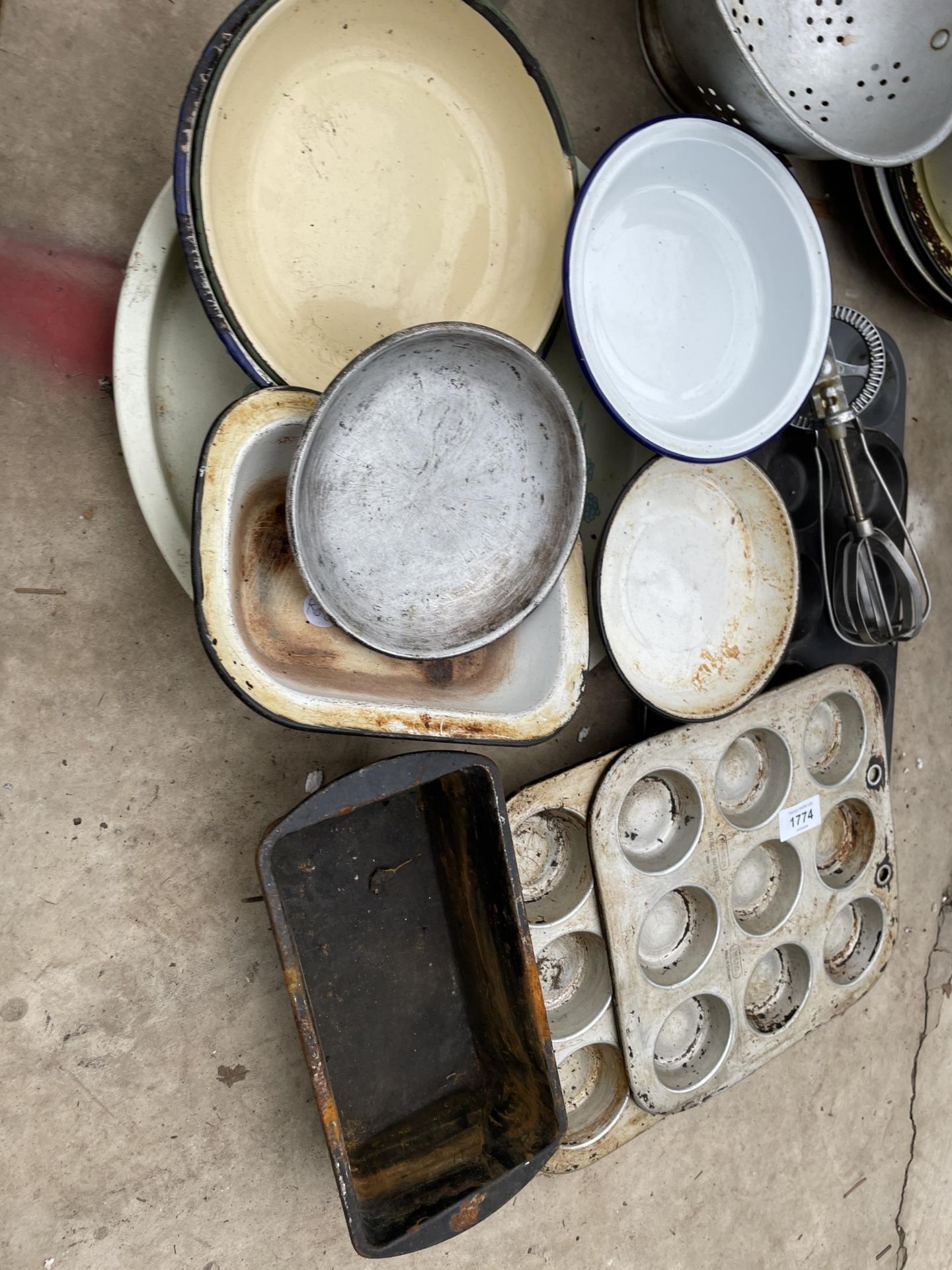 AN ASSORTMENT OF VINTAGE METAL KITCHEN ITEMS TO INCLUDE PANS, TINS AND TRAYS ETC - Bild 3 aus 3