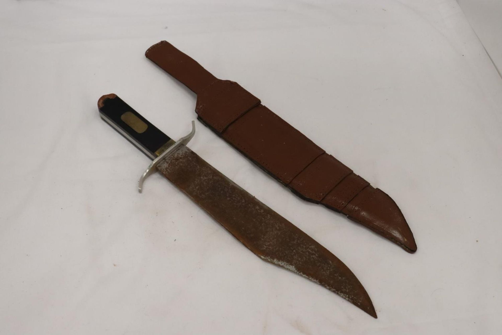 A LARGE VINTAGE DAGEE IN LEATHER SHEATH - Image 2 of 4